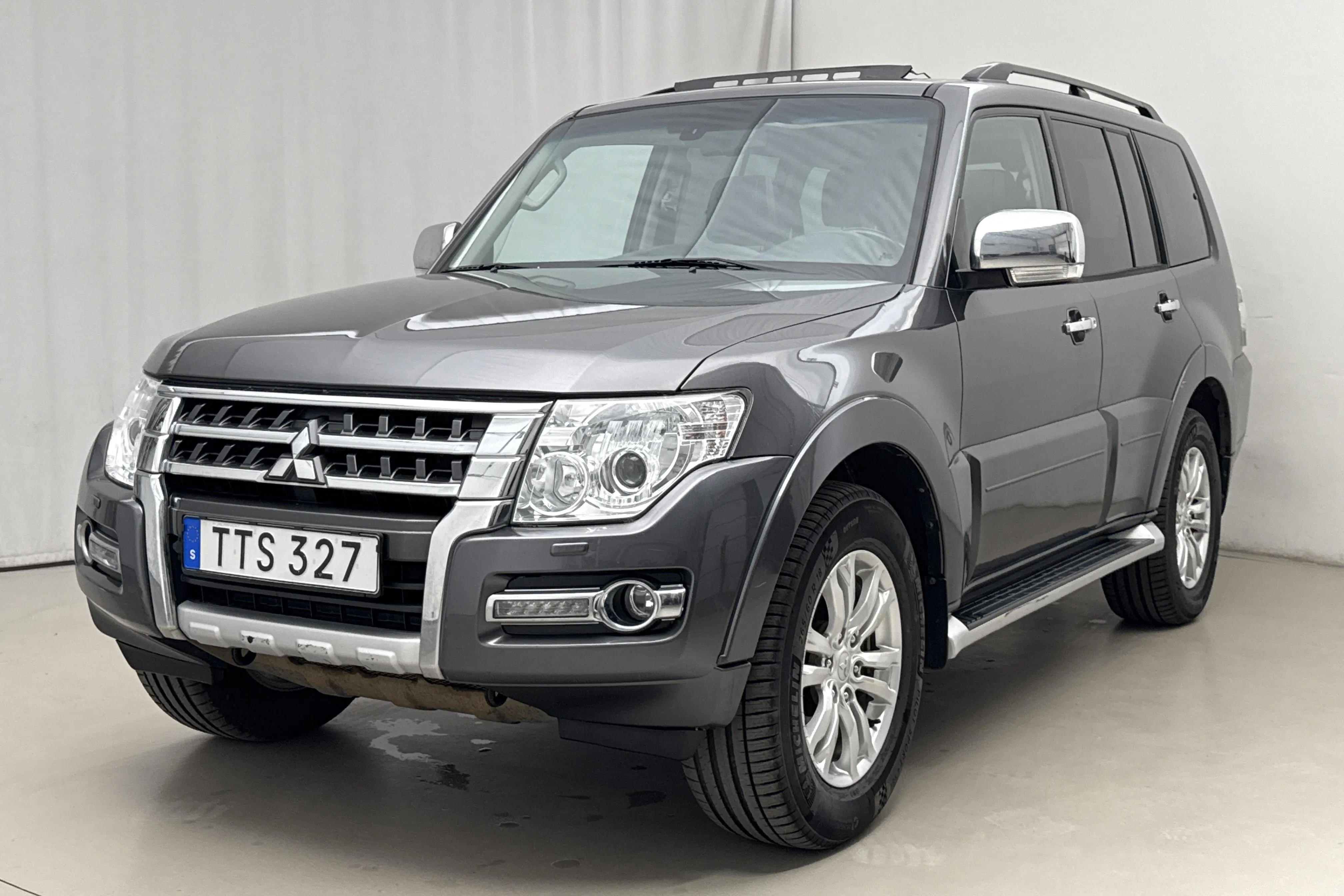 Presentation photo 1 of 24: Mitsubishi Pajero Wagon 3.2 DI-D (200hk) - 208 610 km - Automatic - gray - 2017