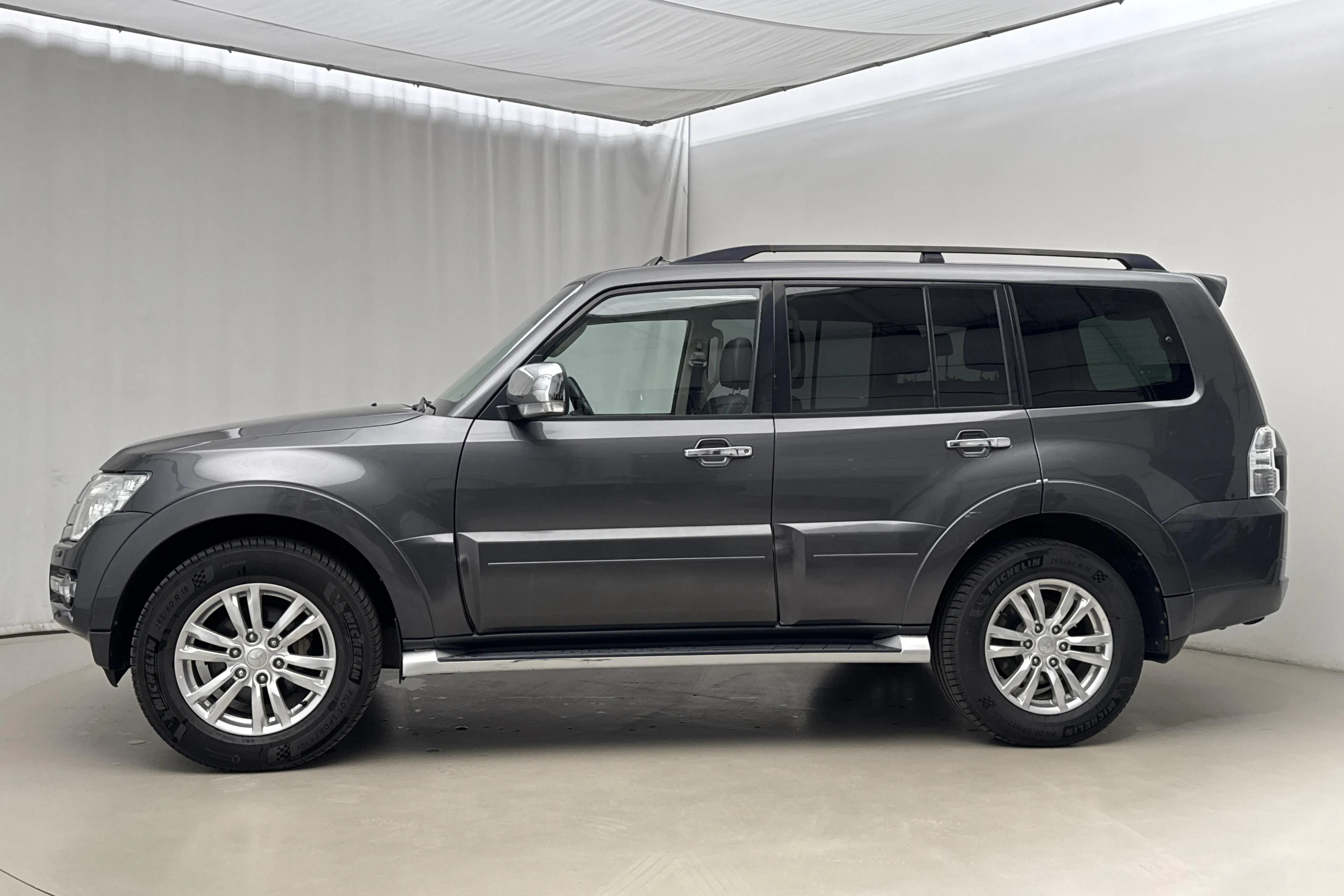 Presentation photo 2 of 24: Mitsubishi Pajero Wagon 3.2 DI-D (200hk) - 208 610 km - Automatic - gray - 2017