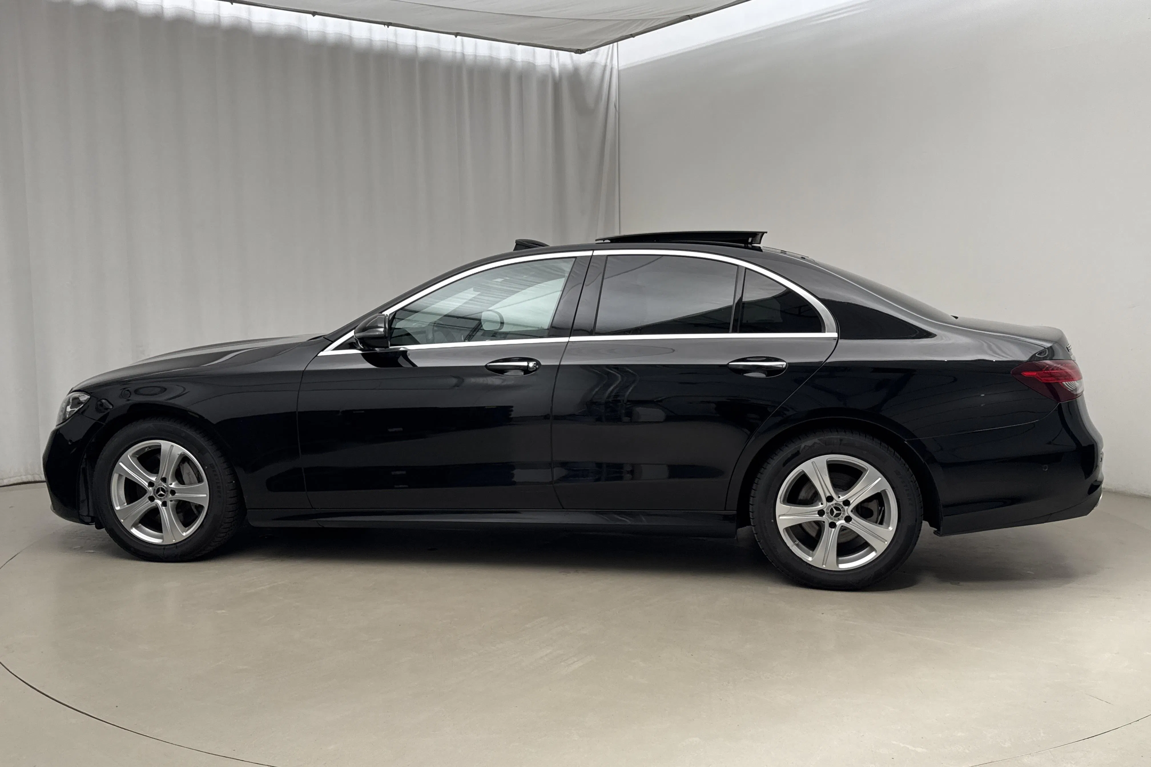 Presentation photo 2 of 18: Mercedes E 220 d 4MATIC Sedan W213 (194hk) - 177 300 km - Automatic - black - 2022