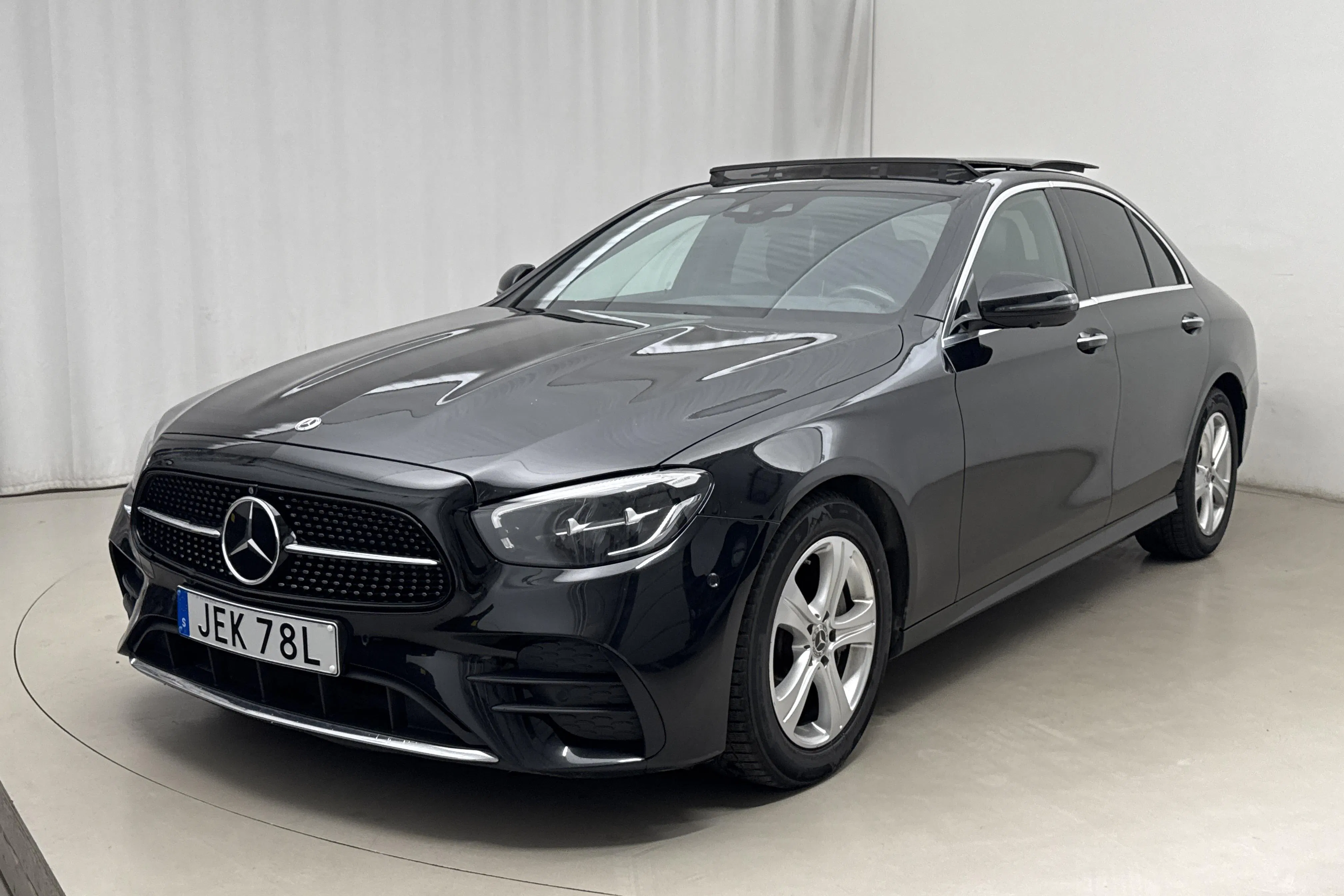 Presentation photo 1 of 18: Mercedes E 220 d 4MATIC Sedan W213 (194hk) - 177 300 km - Automatic - black - 2022