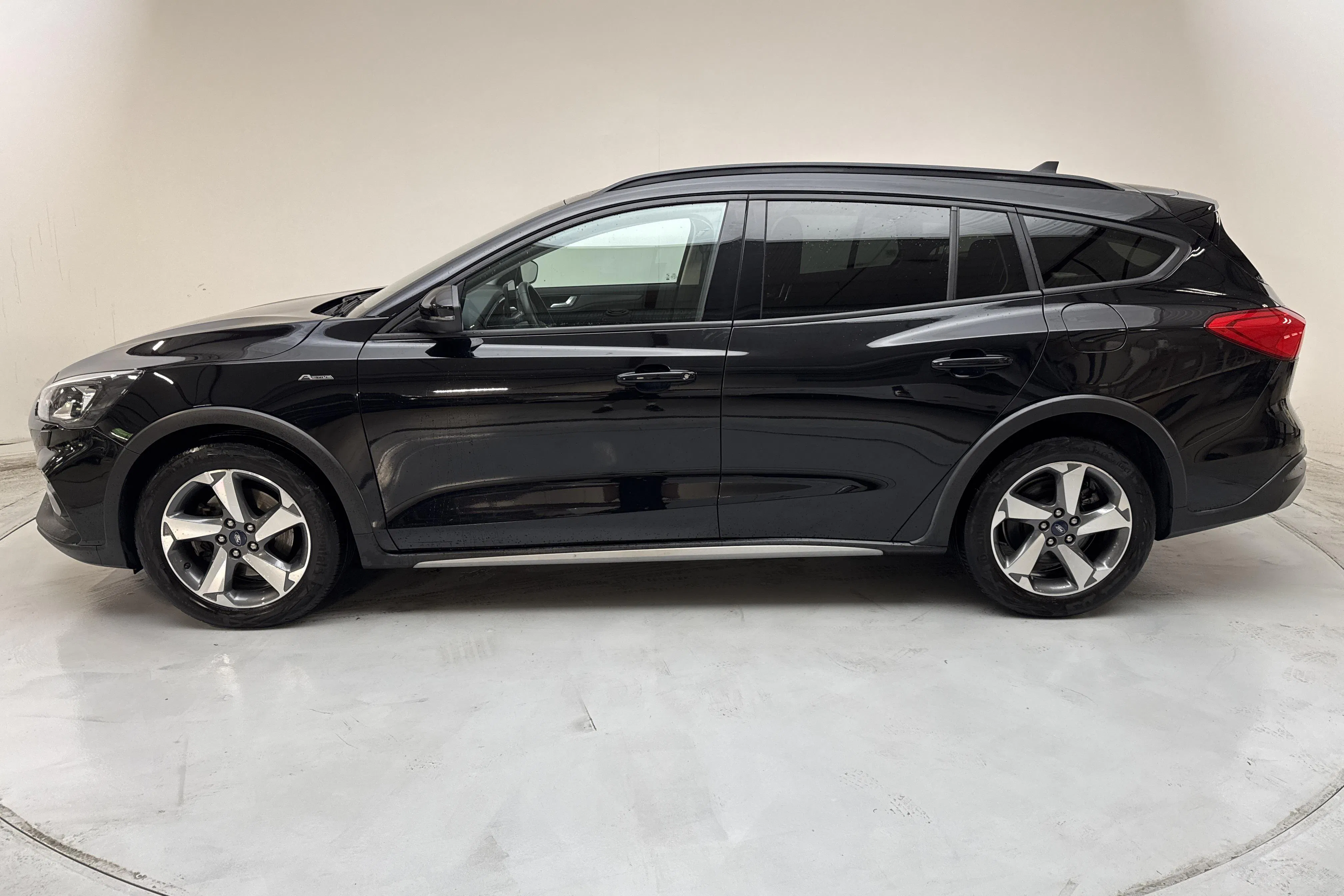 Presentationsfoto 2 av 14: Ford Focus Active 1.0 EcoBoost (125hk) - 3 821 mil - Automat - svart - 2022