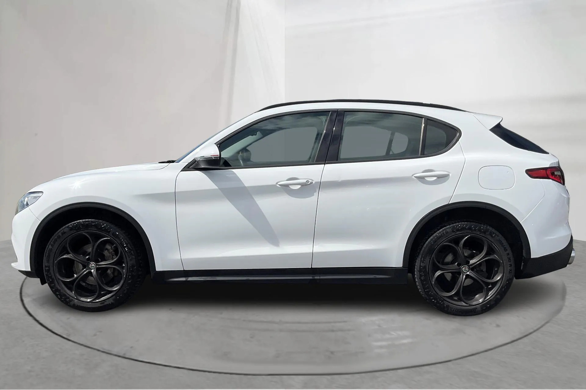 Presentation photo 2 of 14: Alfa Romeo Stelvio 2.2 D AWD (210hk) - 179 480 km - Automatic - white - 2017