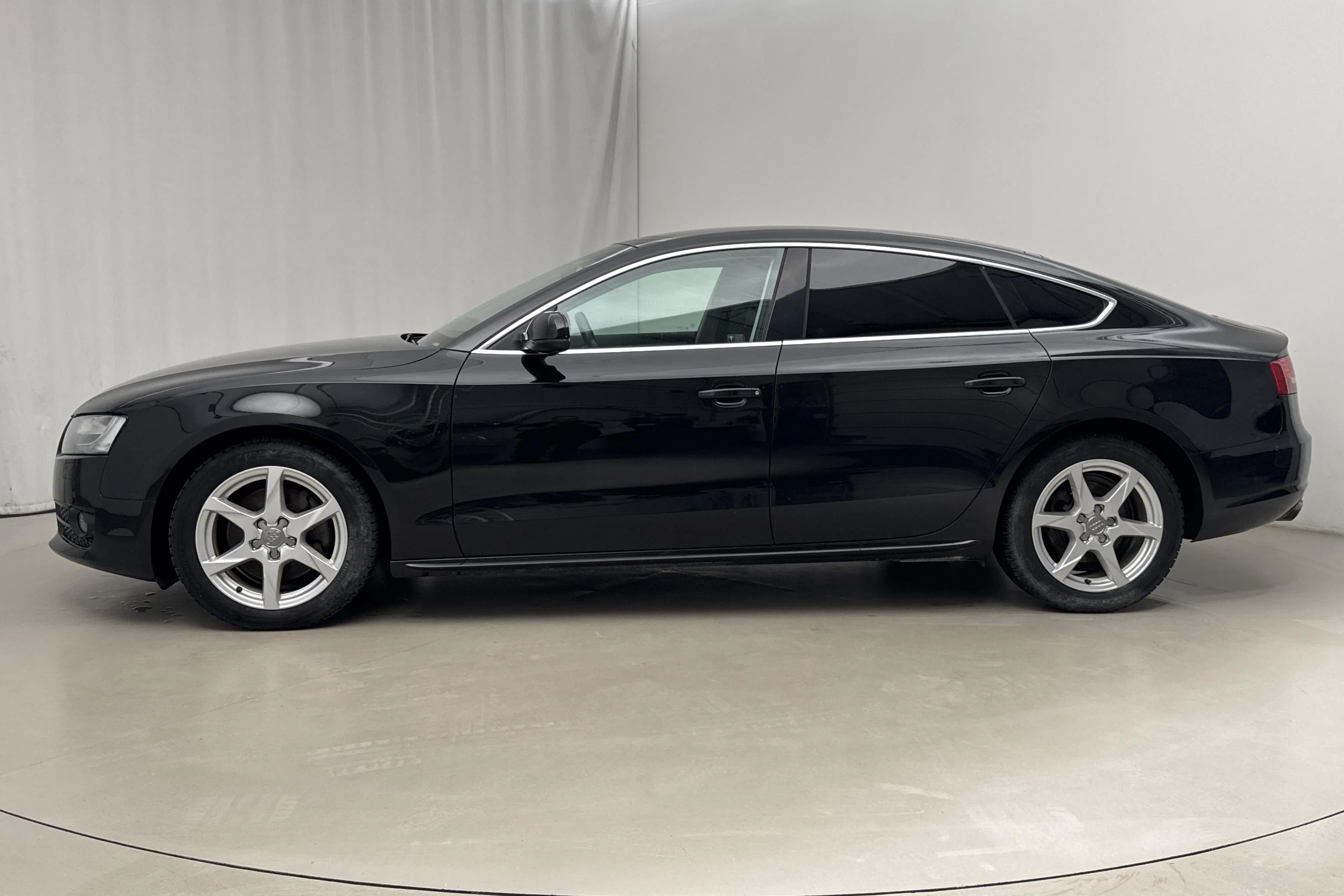 Presentationsfoto 2 av 14: Audi A5 2.0 TFSI Sportback quattro (211hk) - 13 512 mil - Manuell - svart - 2011