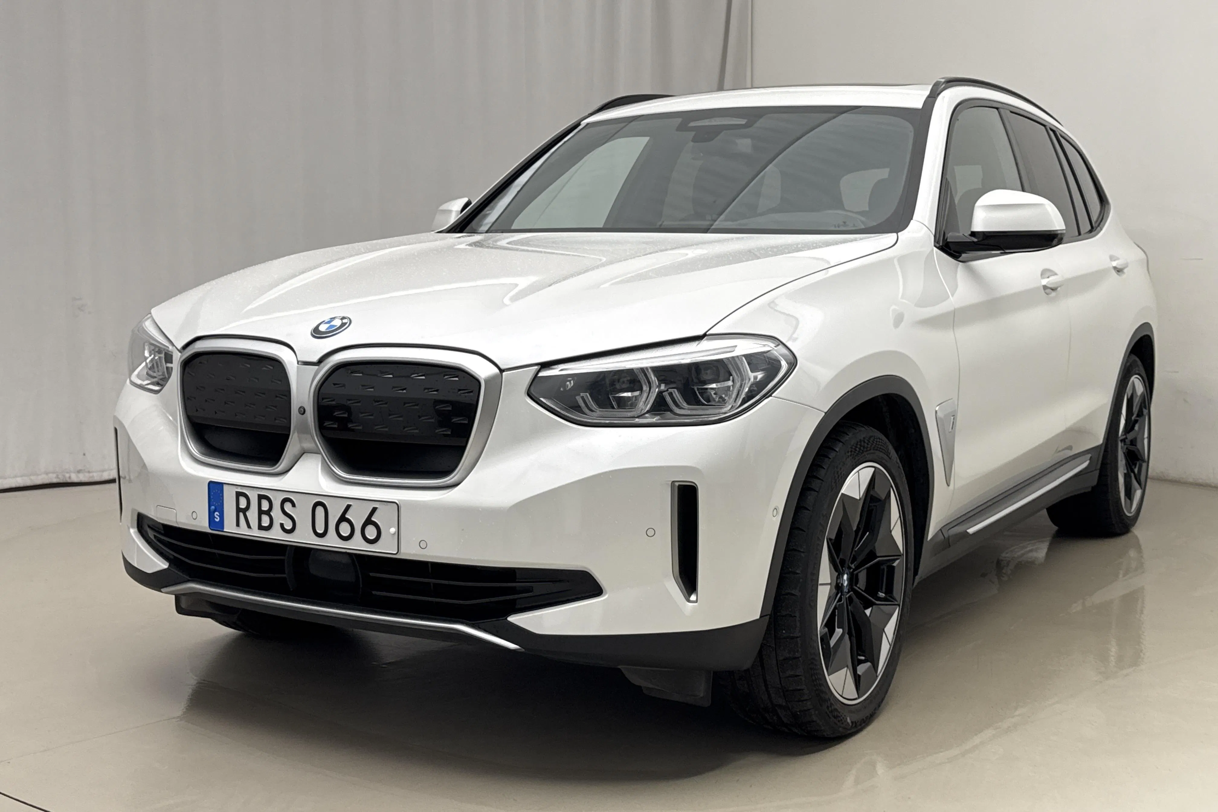 Presentationsfoto 1 av 22: BMW iX3, G08 (286hk) - 12 059 mil - Automat - vit - 2021