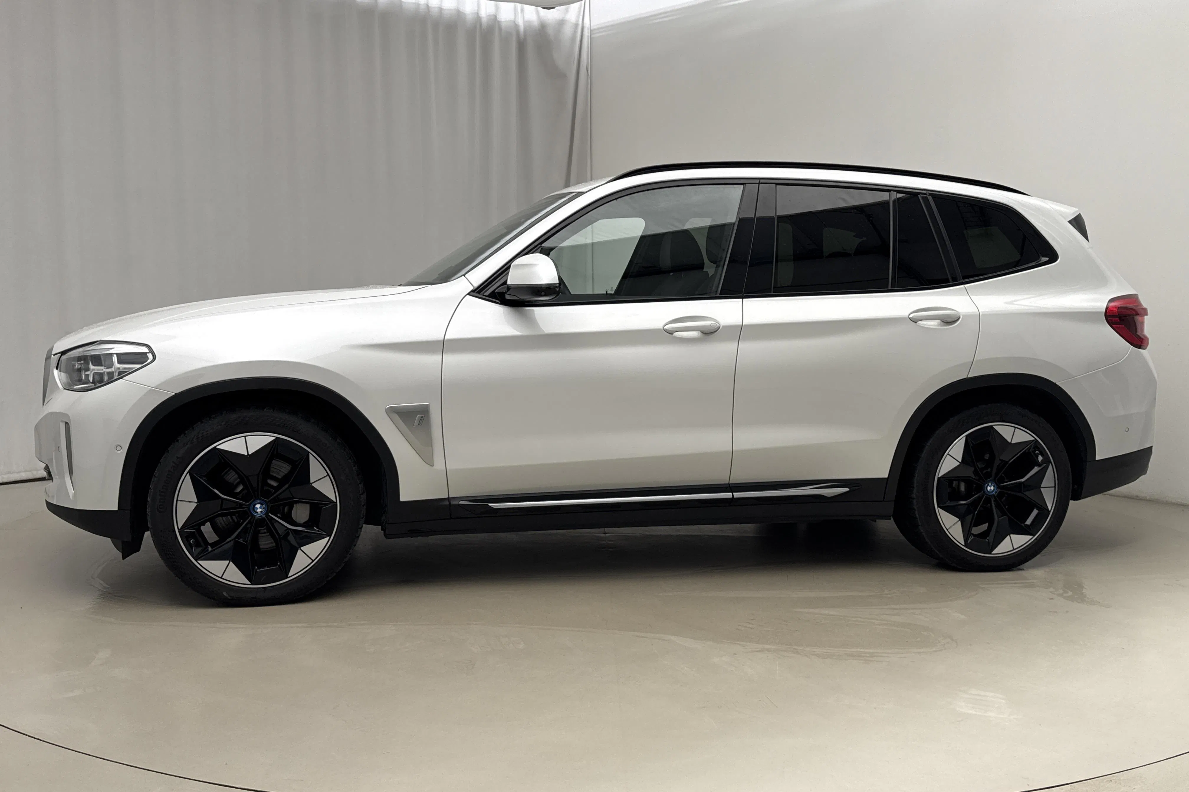 Presentationsfoto 2 av 22: BMW iX3, G08 (286hk) - 12 059 mil - Automat - vit - 2021