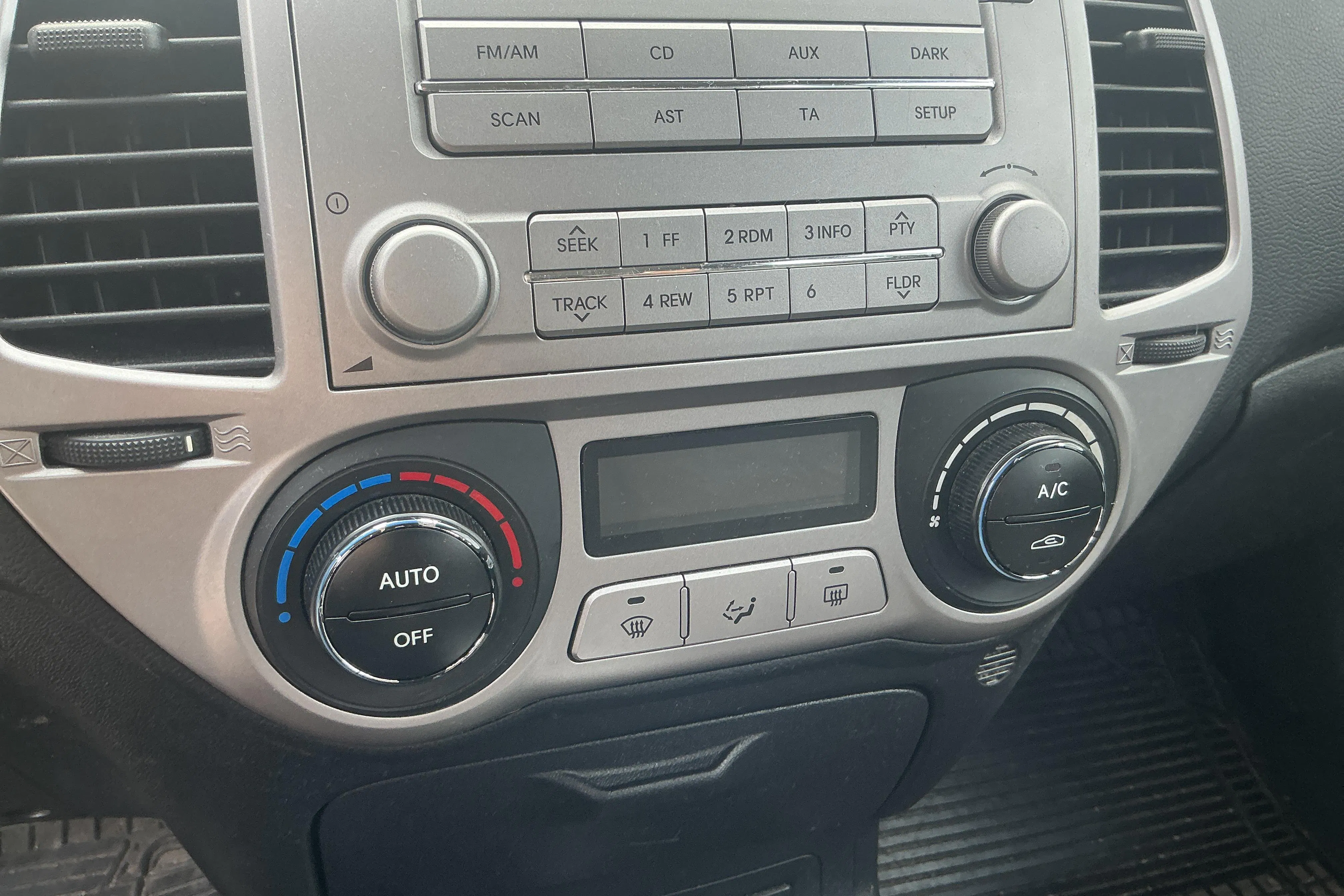 Presentation photo 12 of 12: Hyundai i20 1.4 CRDi (90hk) - 200 000 km - Manual - red - 2011