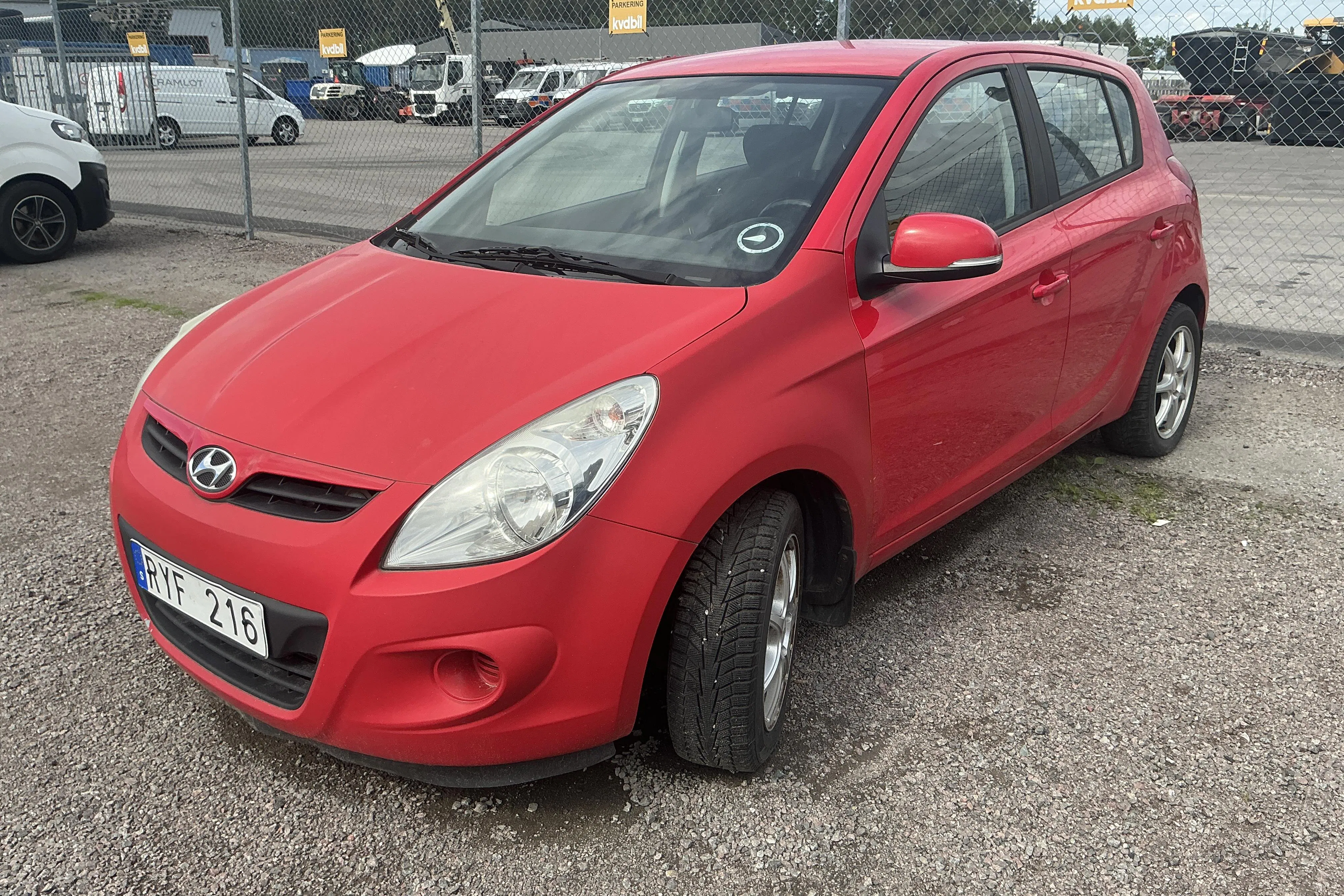 Presentation photo 1 of 12: Hyundai i20 1.4 CRDi (90hk) - 200 000 km - Manual - red - 2011