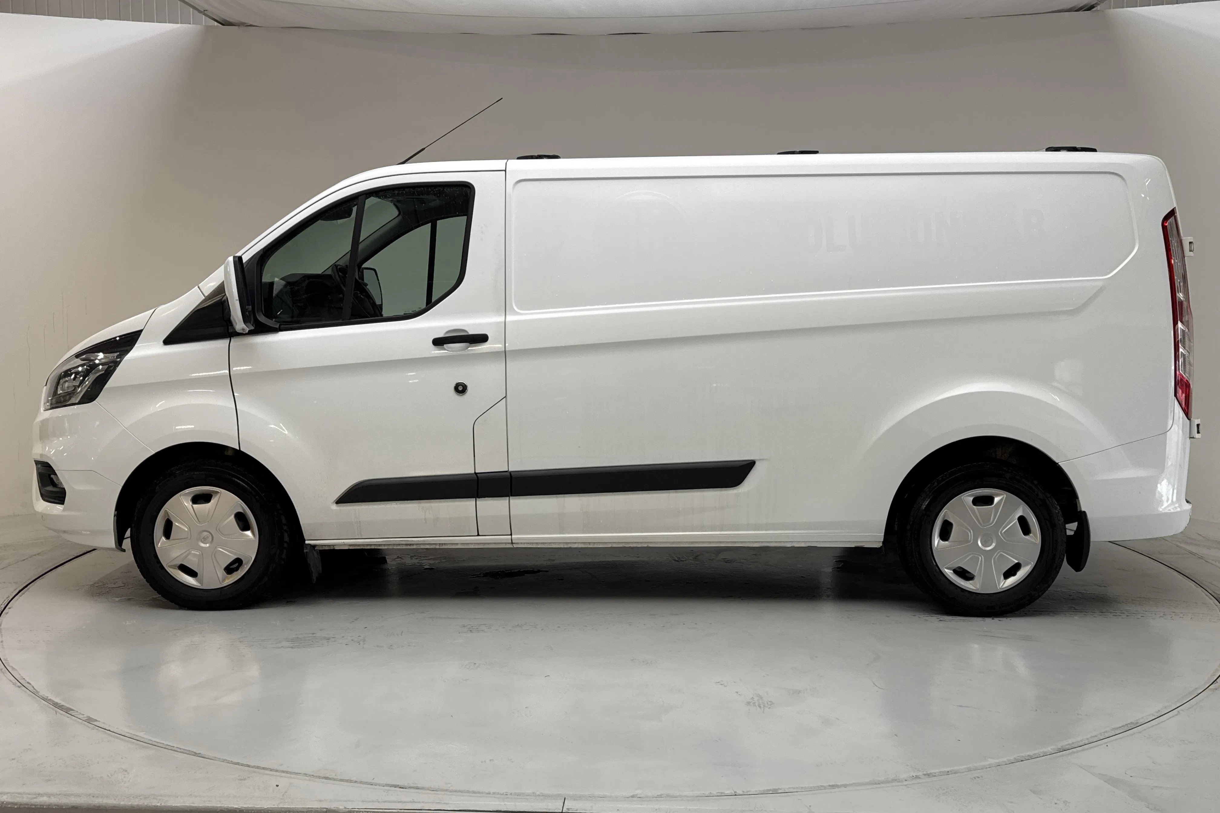 Presentationsfoto 2 av 12: Ford Transit Custom 300 (130hk) - 18 663 mil - Automat - vit - 2021