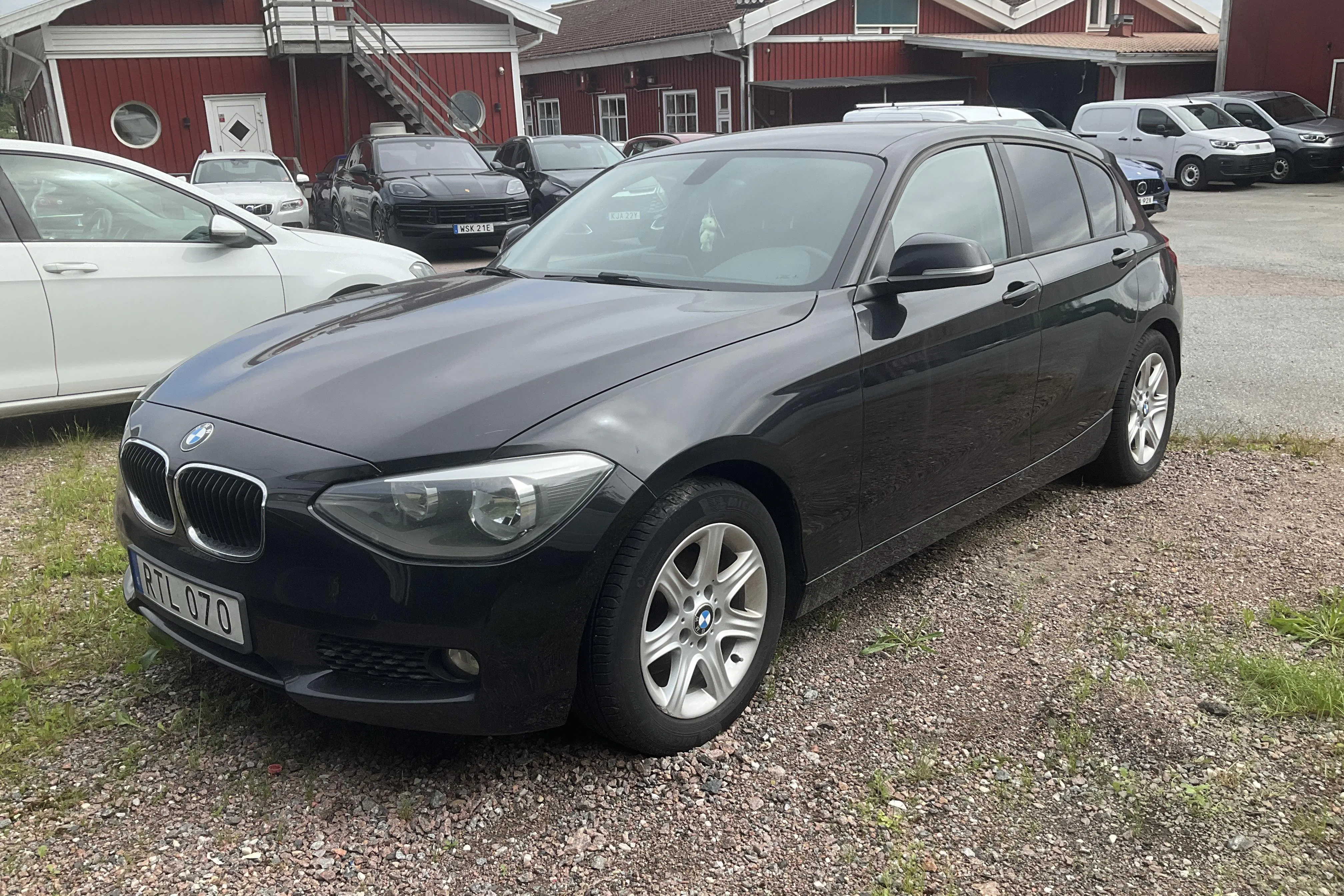 Presentationsfoto 1 av 12: A-traktor BMW 116i 5dr, F20 (136hk) - 0 km - Automat - svart - 2014