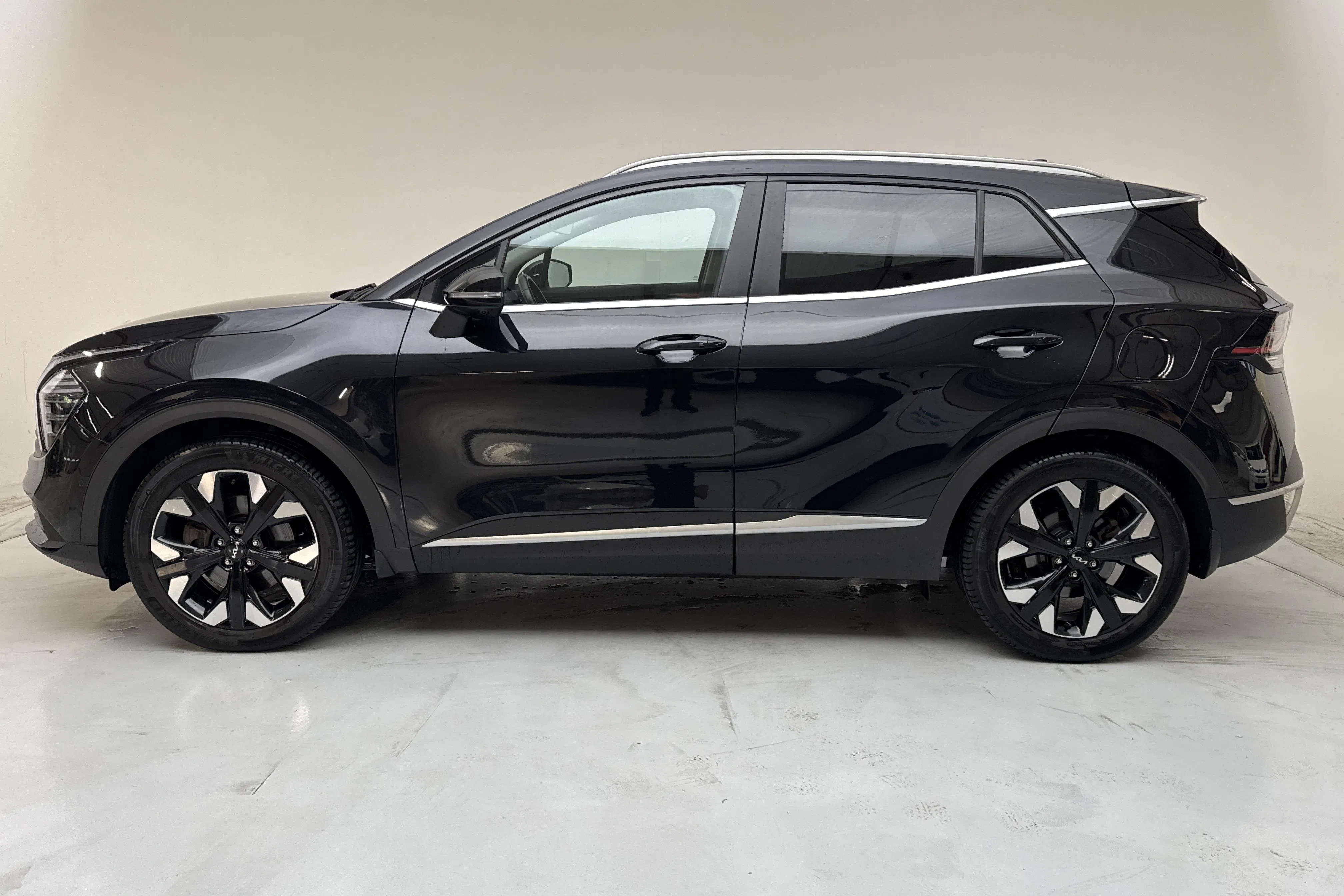 Presentationsfoto 2 av 17: KIA Sportage PHEV AWD (265hk) - 7 304 mil - Automat - svart - 2022