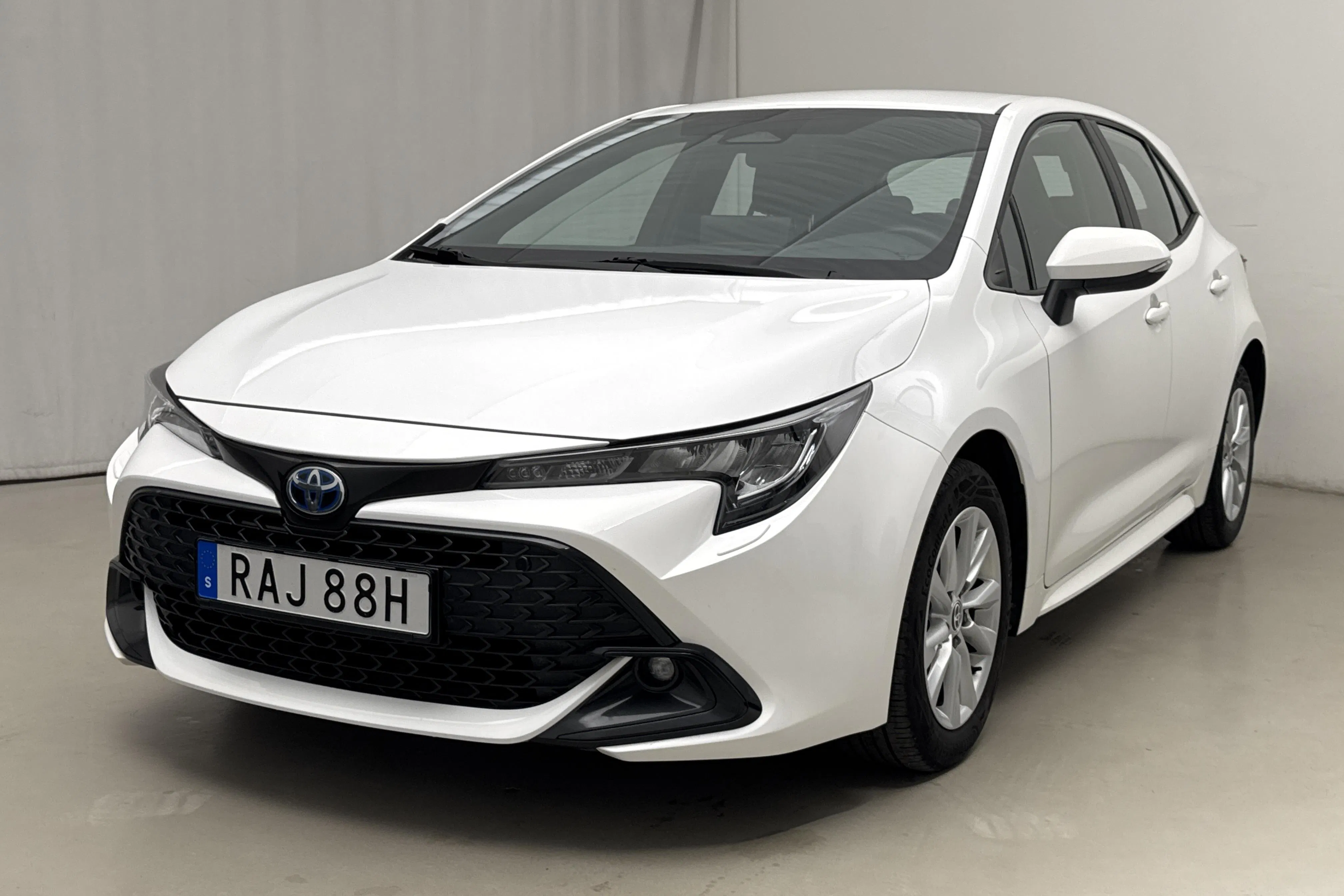 Presentation photo 1 of 16: Toyota Corolla 1.8 Hybrid 5dr (140hk) - 61 750 km - Automatic - white - 2023