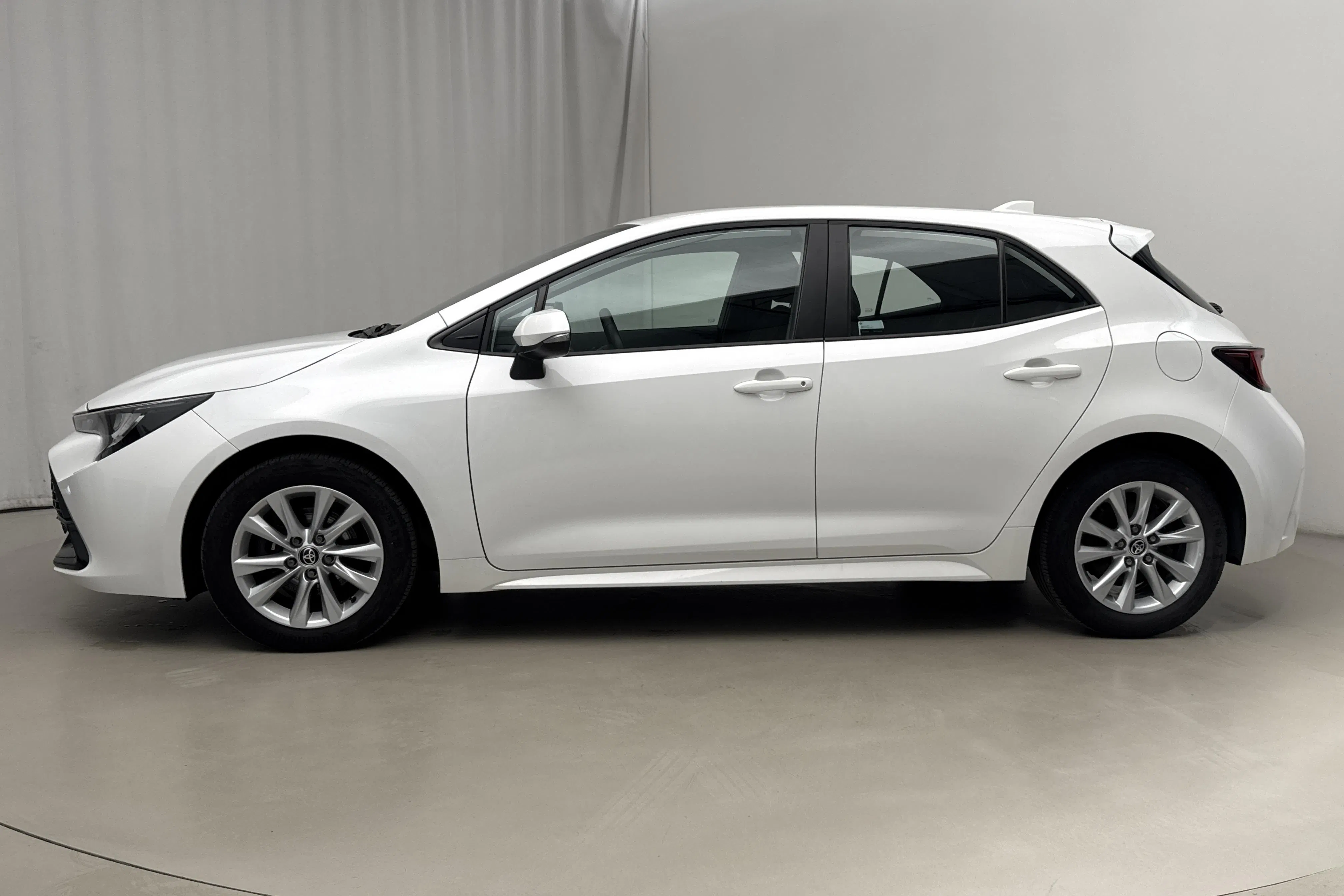 Presentation photo 2 of 16: Toyota Corolla 1.8 Hybrid 5dr (140hk) - 61 750 km - Automatic - white - 2023