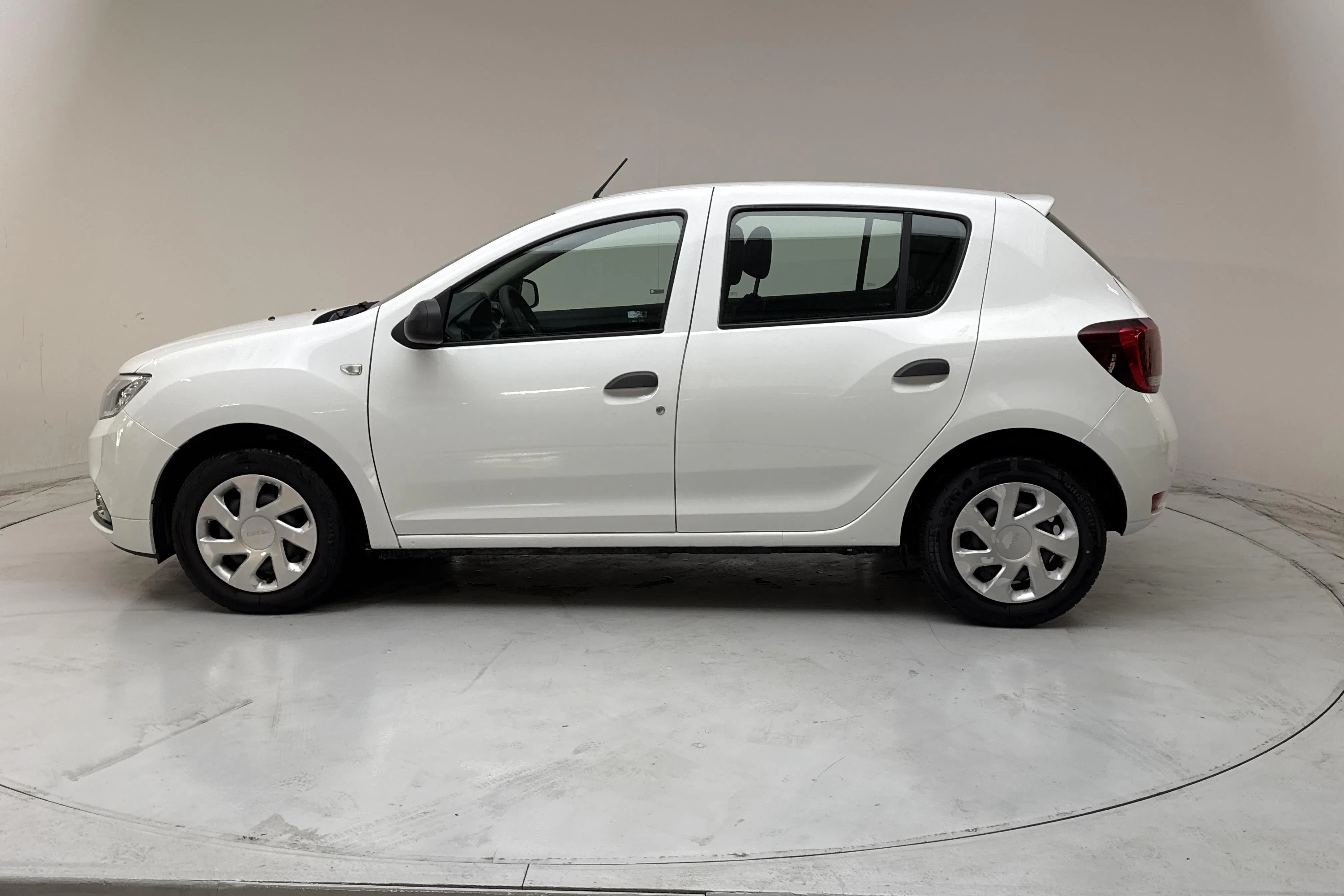 Presentationsfoto 2 av 11: Dacia Sandero 0.9 TCe (90hk) - 1 423 mil - Manuell - vit - 2020
