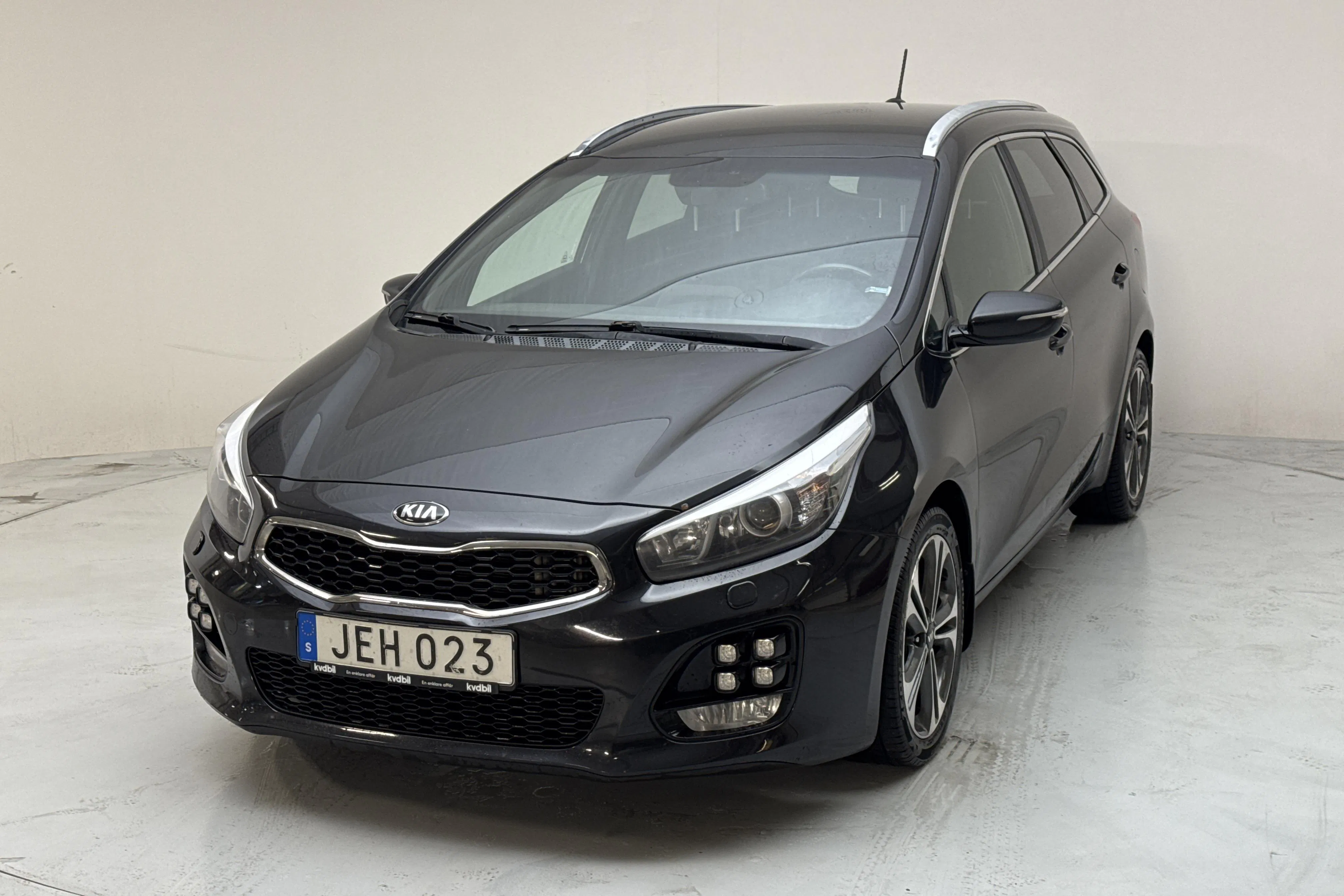 Presentation photo 1 of 14: KIA Cee'd 1.6 CRDi SW (136hk) - 248 700 km - Manual - black - 2016