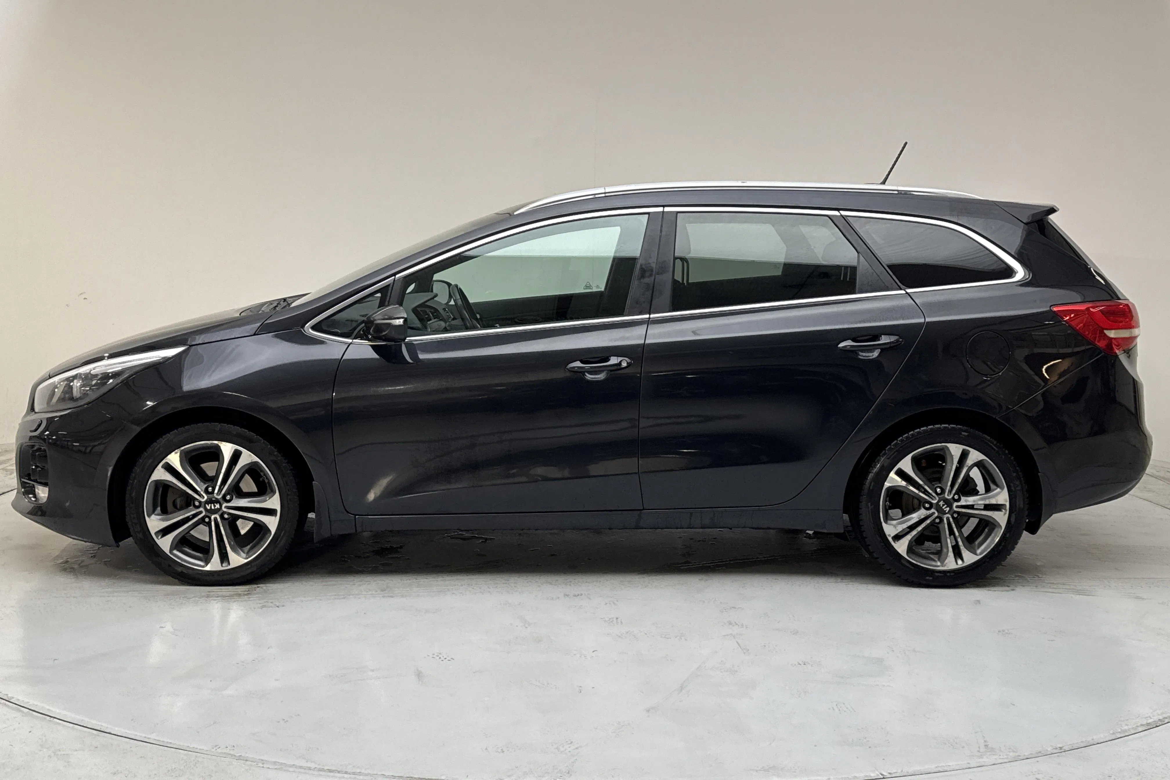 Presentation photo 2 of 14: KIA Cee'd 1.6 CRDi SW (136hk) - 248 700 km - Manual - black - 2016