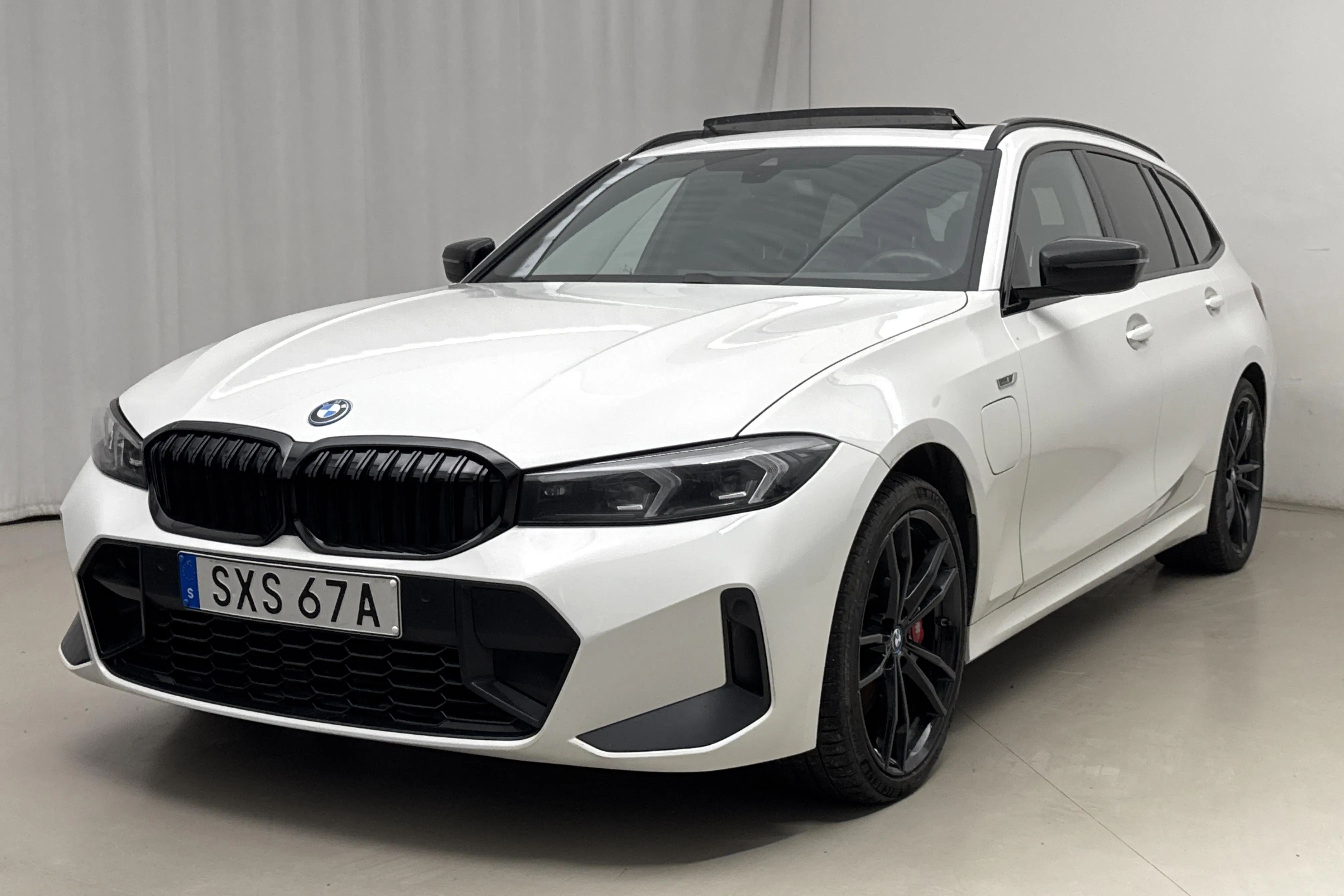 Presentation photo 1 of 25: BMW 330e xDrive Touring LCI, G21 (292hk) - 136 410 km - Automatic - white - 2023