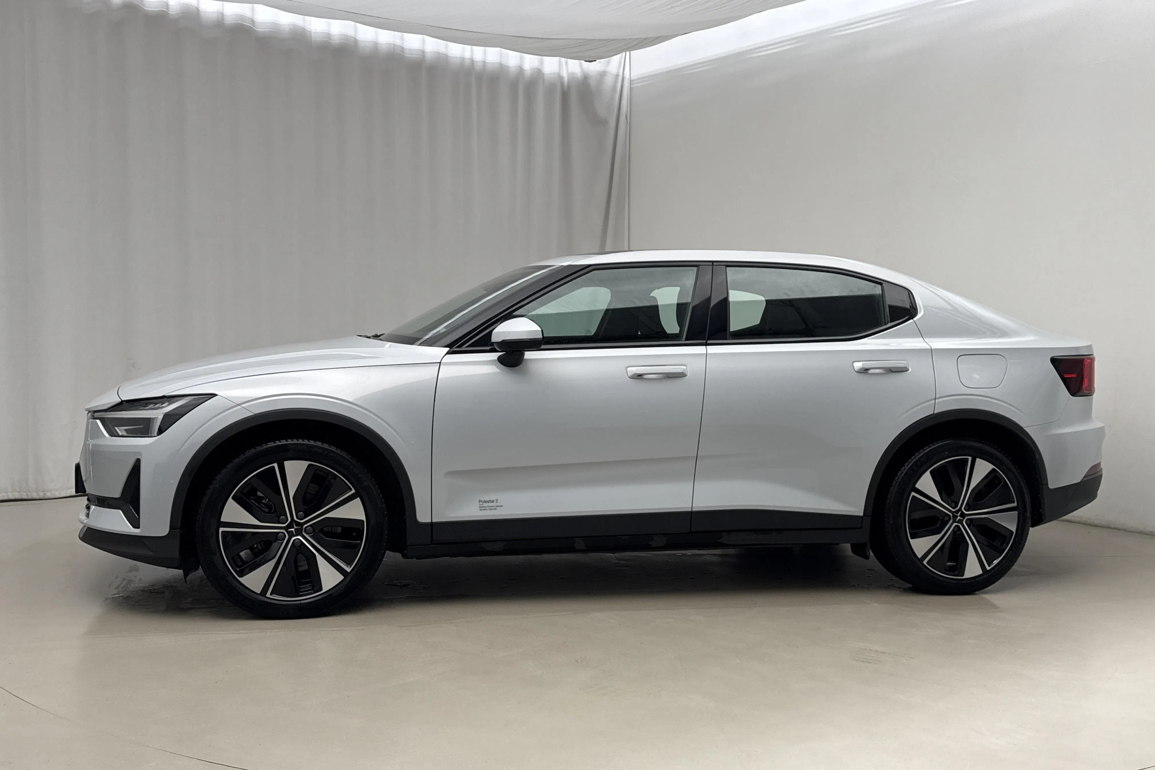 Presentationsfoto 2 av 24: Polestar 2 Long range Dual motor (408hk) - 10 499 mil - Automat - silver - 2023