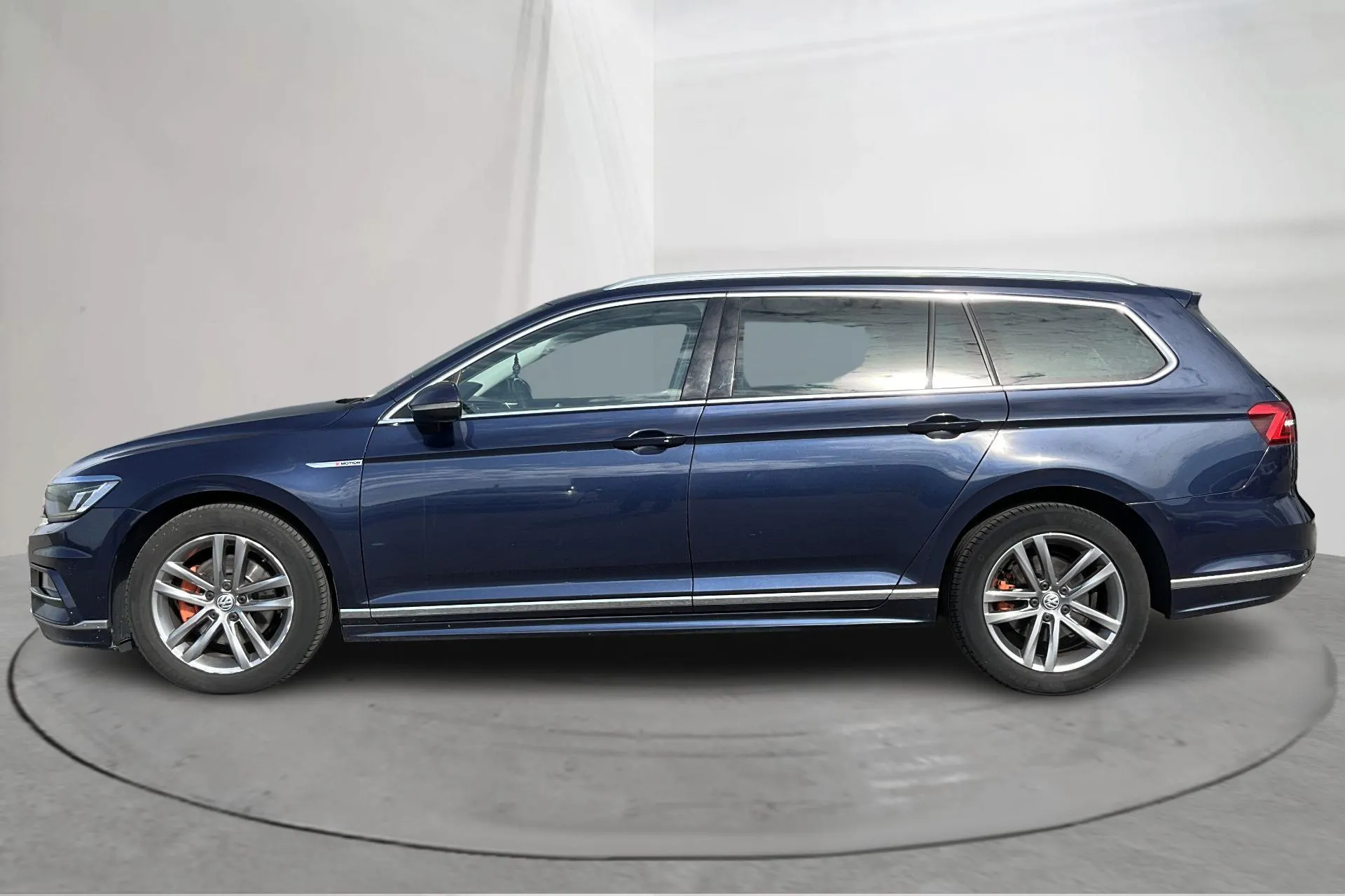 Presentationsfoto 2 av 16: VW Passat 2.0 TDI Sportscombi 4MOTION (190hk) - 26 015 mil - Automat - Mörkblå - 2017