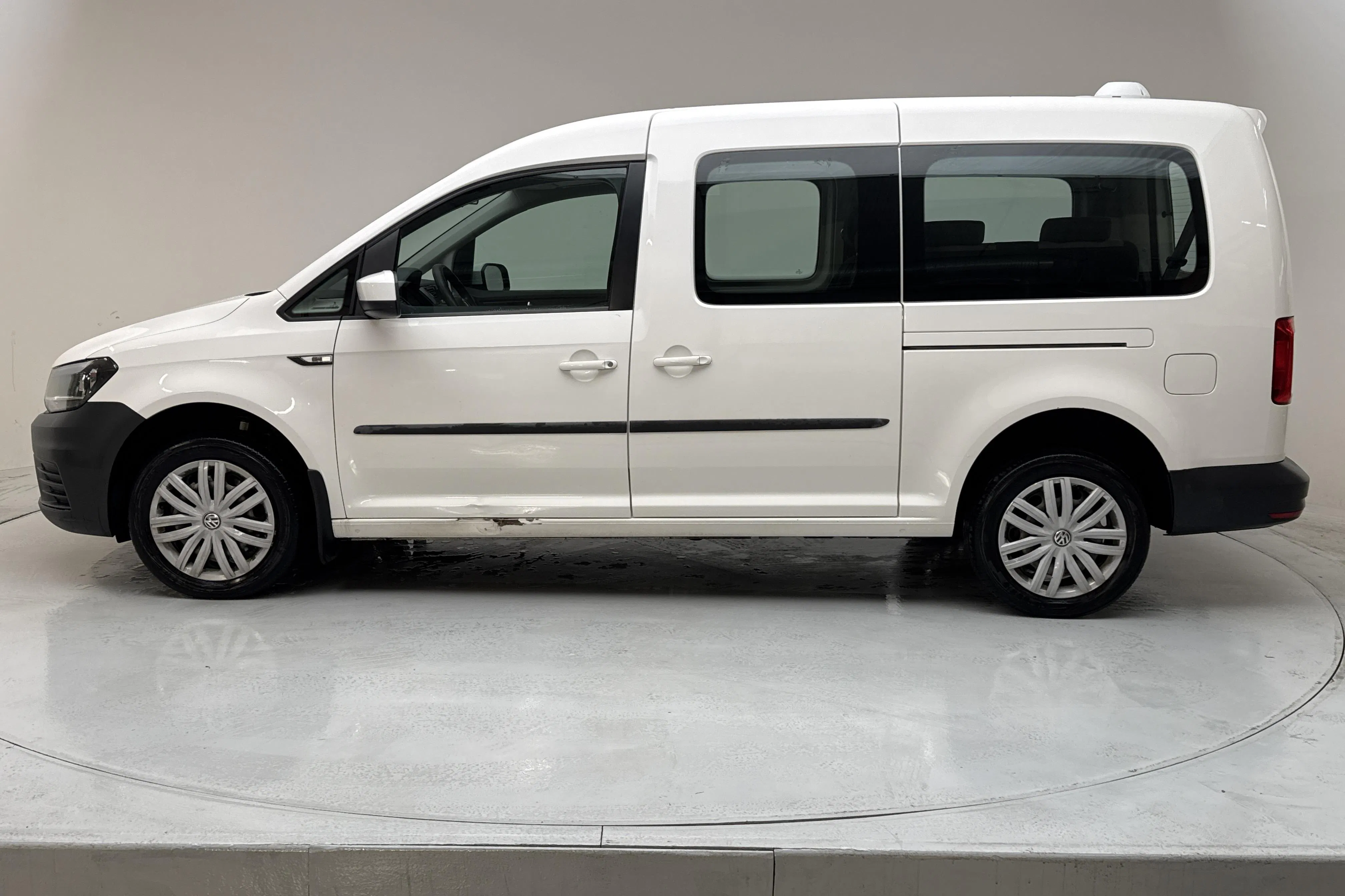 Presentation photo 2 of 17: VW Caddy 2.0 TDI Maxi Life 4MOTION (122hk) - 171 740 km - Manual - white - 2020