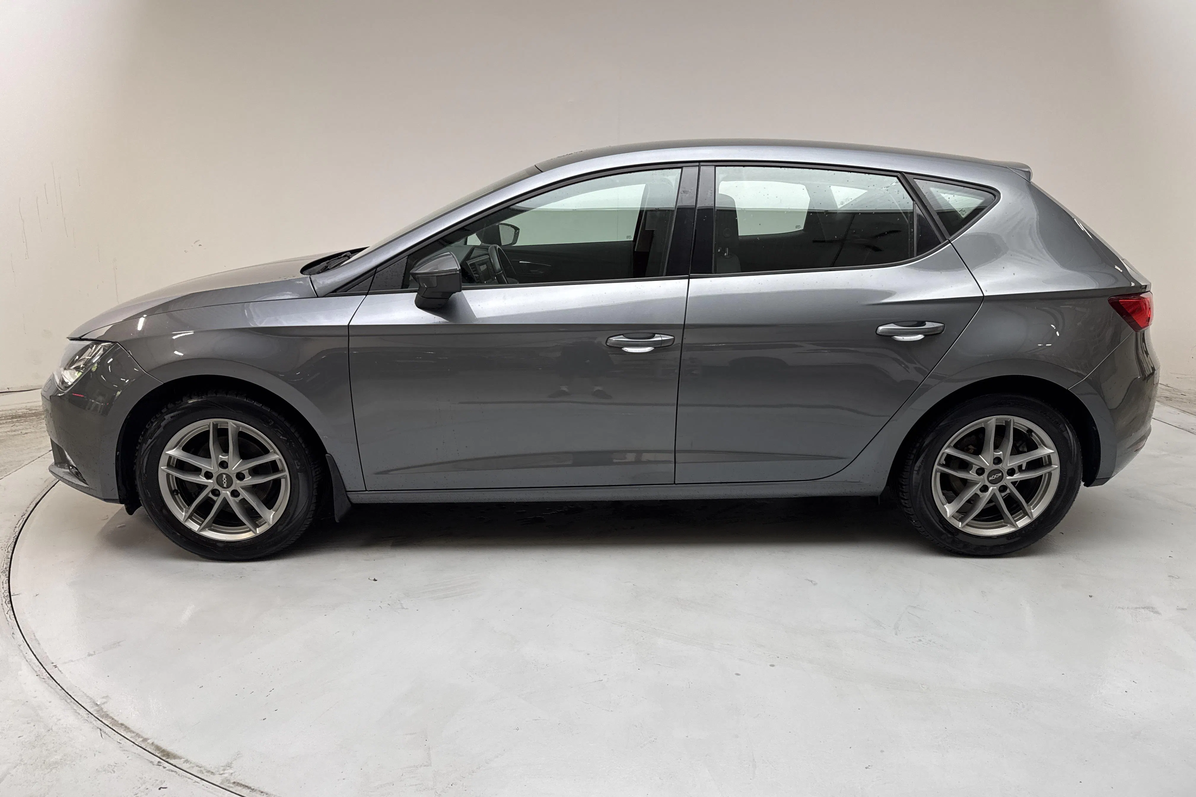 Presentationsfoto 2 av 13: Seat Leon 1.2 TSI 5dr (110hk) - 12 270 mil - Automat - Dark Grey - 2016