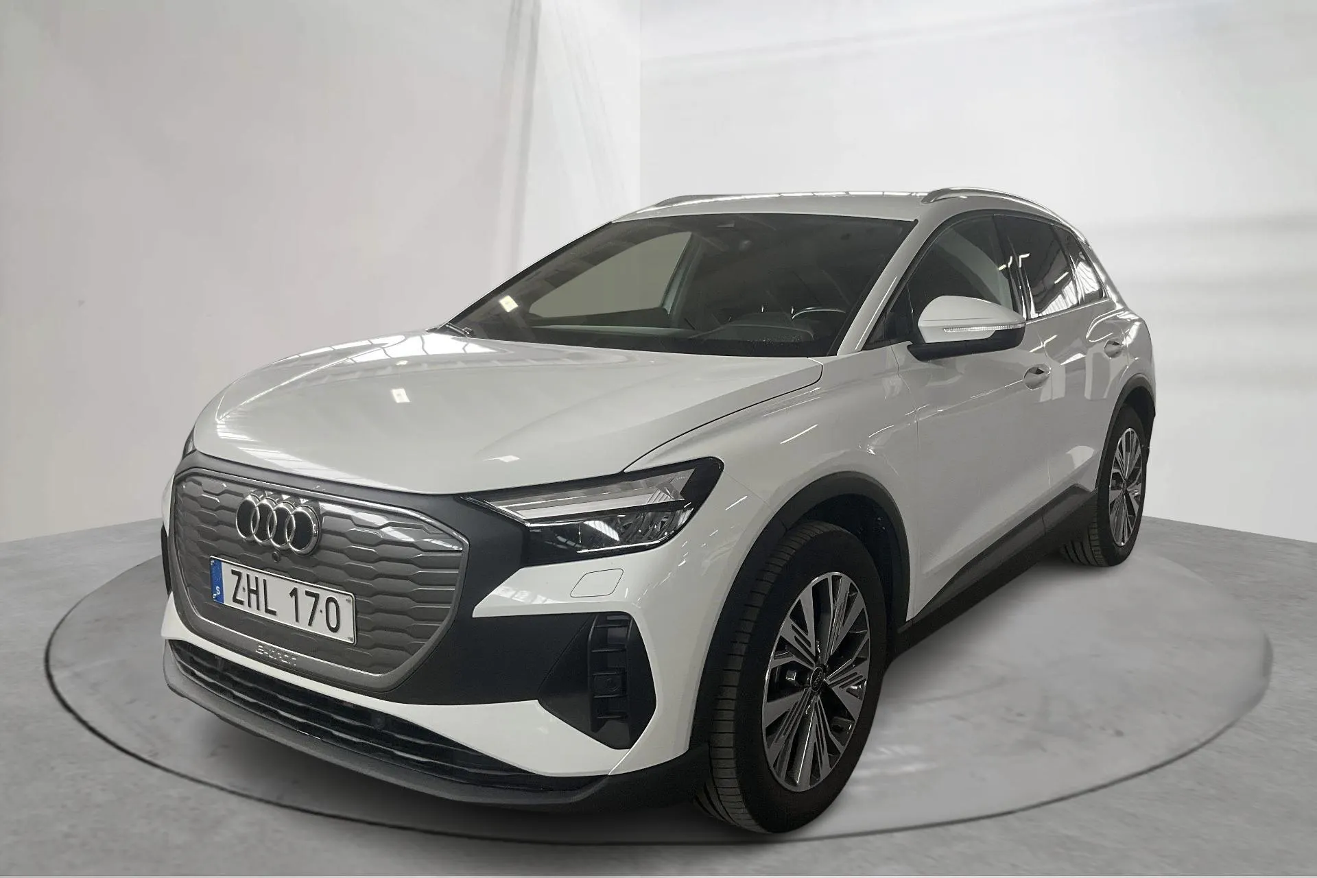 Presentation photo 1 of 18: Audi Q4 45 e-tron quattro 77kWh (265hk) - 90 430 km - Automatic - white - 2024