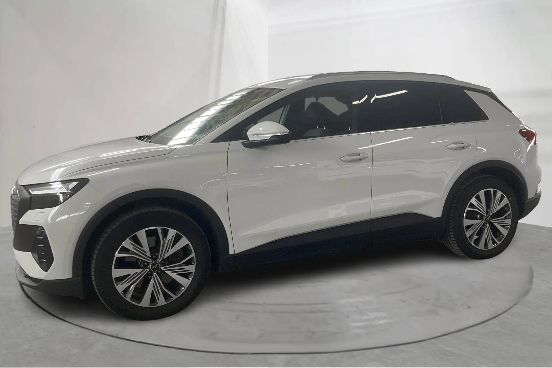 Presentation photo 2 of 18: Audi Q4 45 e-tron quattro 77kWh (265hk) - 90 430 km - Automatic - white - 2024