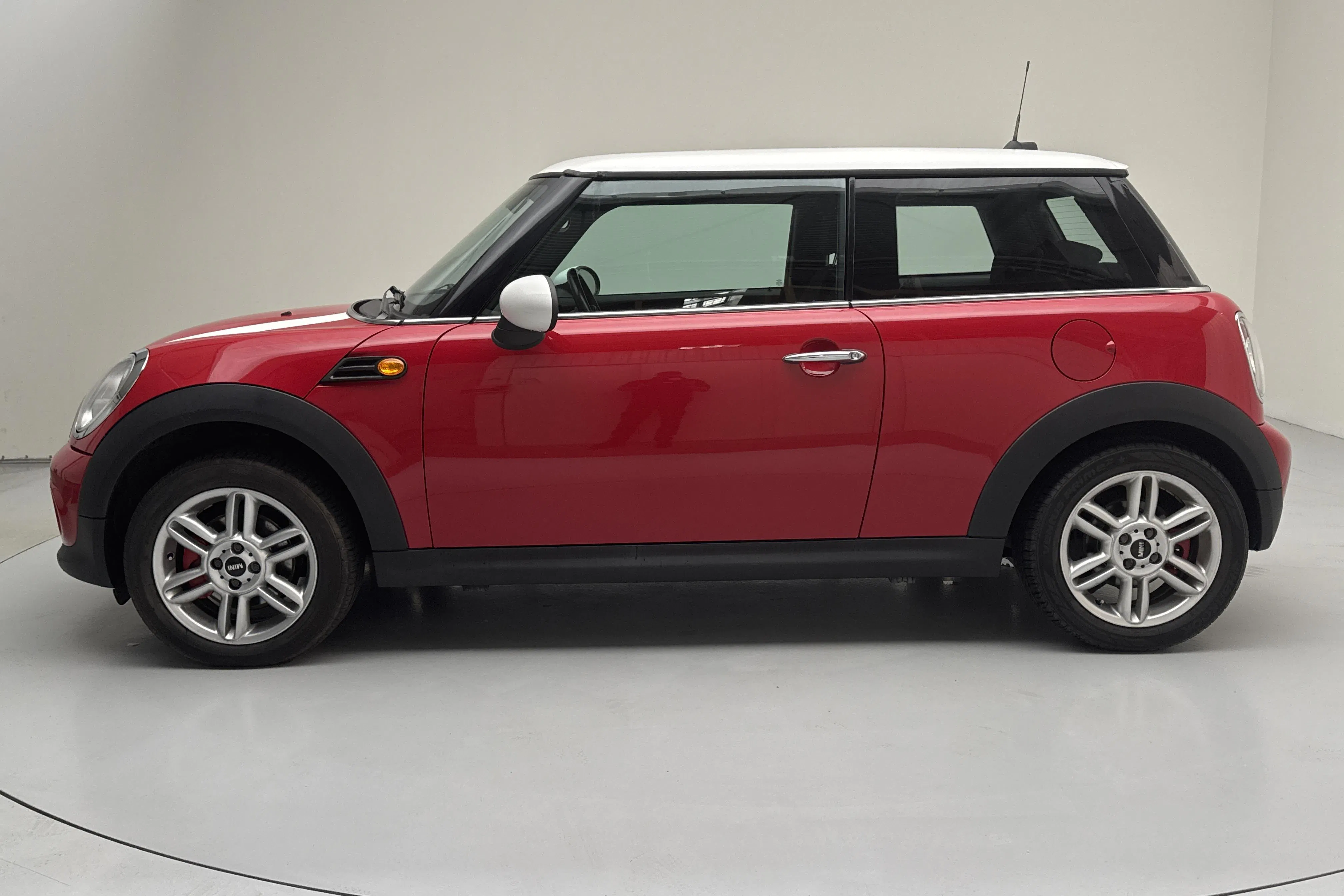Presentationsfoto 2 av 13: MINI Cooper D 1.6 (112hk) - 10 892 mil - Manuell - röd - 2012