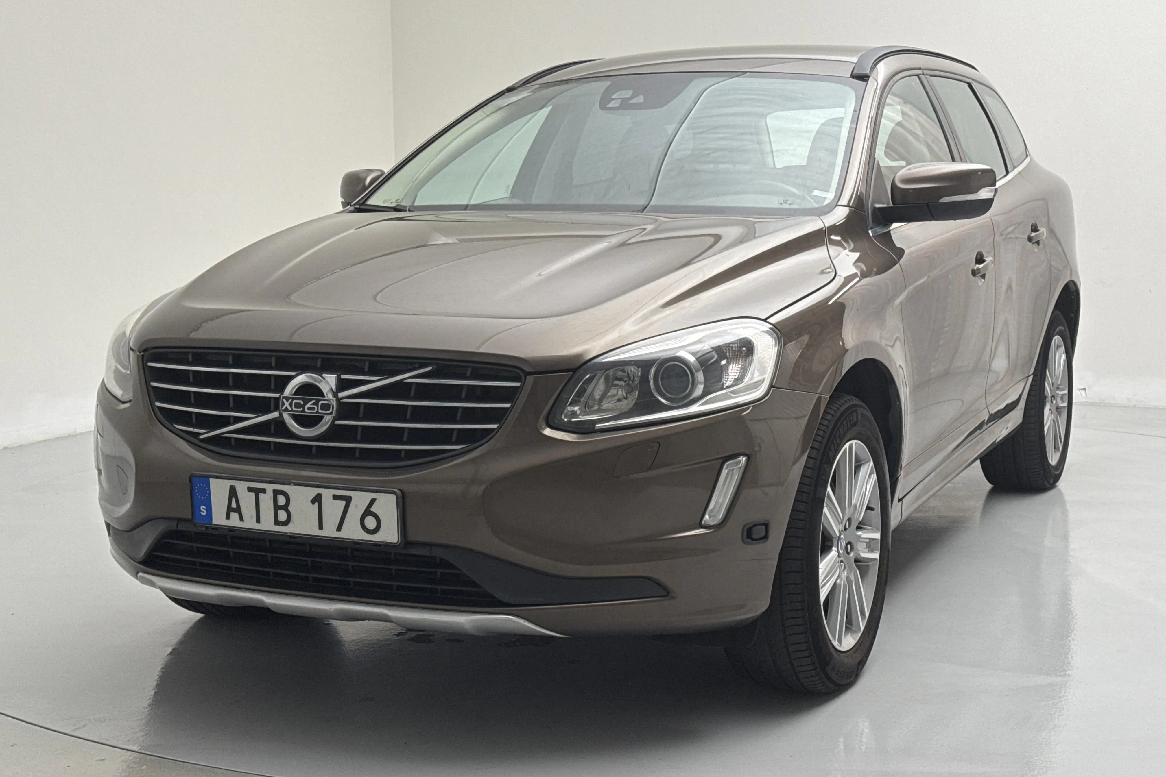 Presentationsfoto 1 av 13: Volvo XC60 D4 AWD (181hk) - 18 015 mil - Automat - brun - 2014