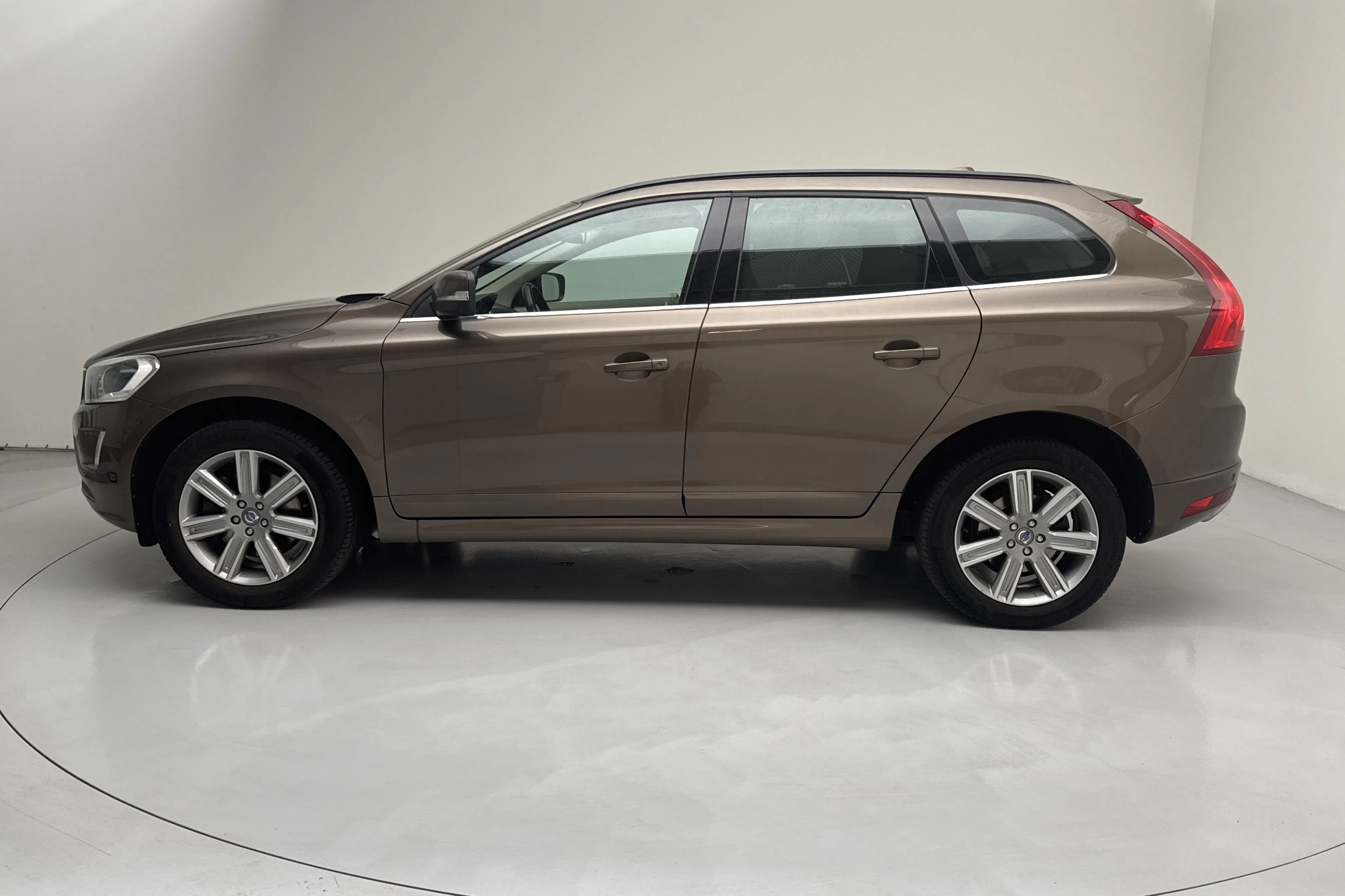 Presentationsfoto 2 av 13: Volvo XC60 D4 AWD (181hk) - 18 015 mil - Automat - brun - 2014