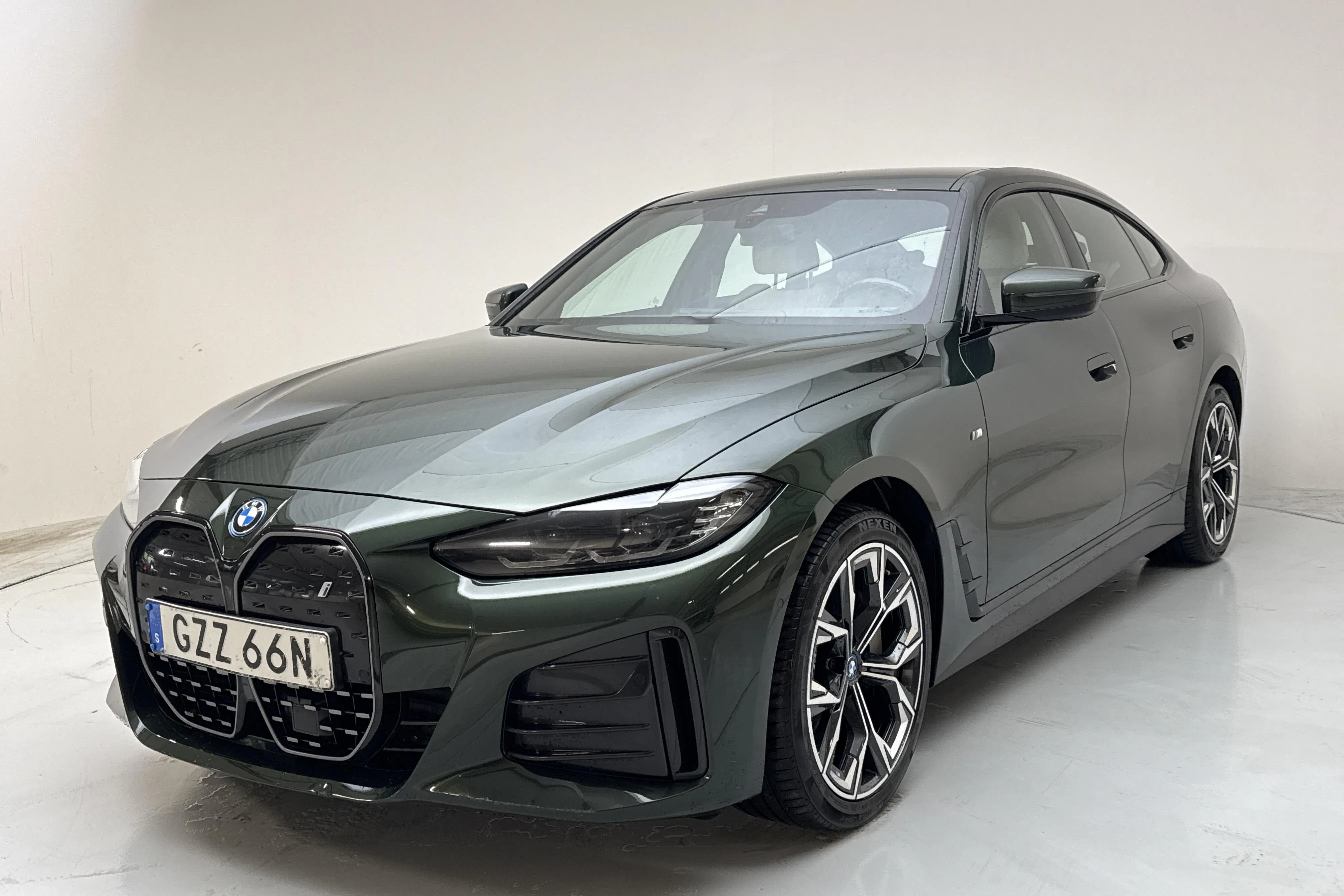 Presentationsfoto 1 av 19: BMW i4 eDrive40, G26 (340hk) - 11 118 mil - Automat - grön - 2022
