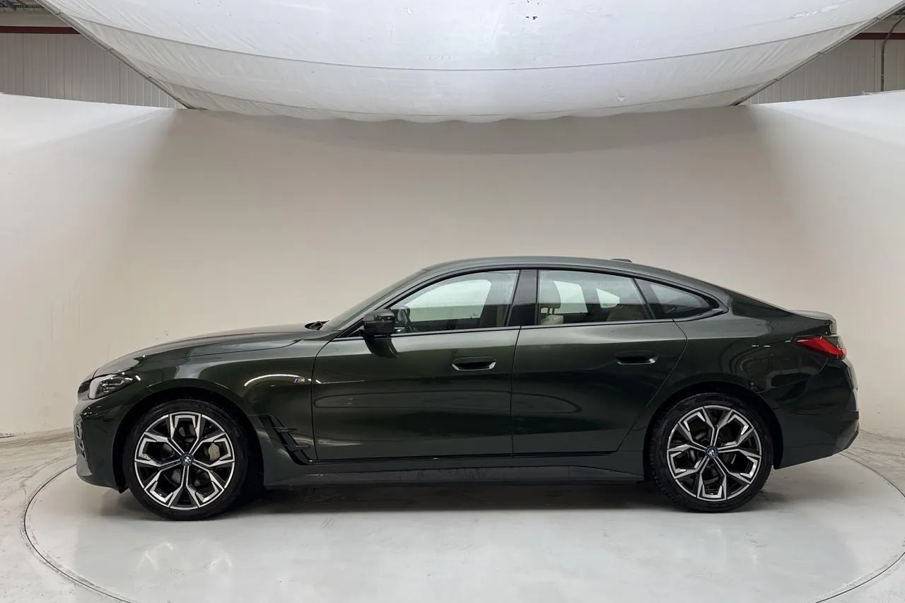 Presentationsfoto 2 av 19: BMW i4 eDrive40, G26 (340hk) - 11 118 mil - Automat - grön - 2022