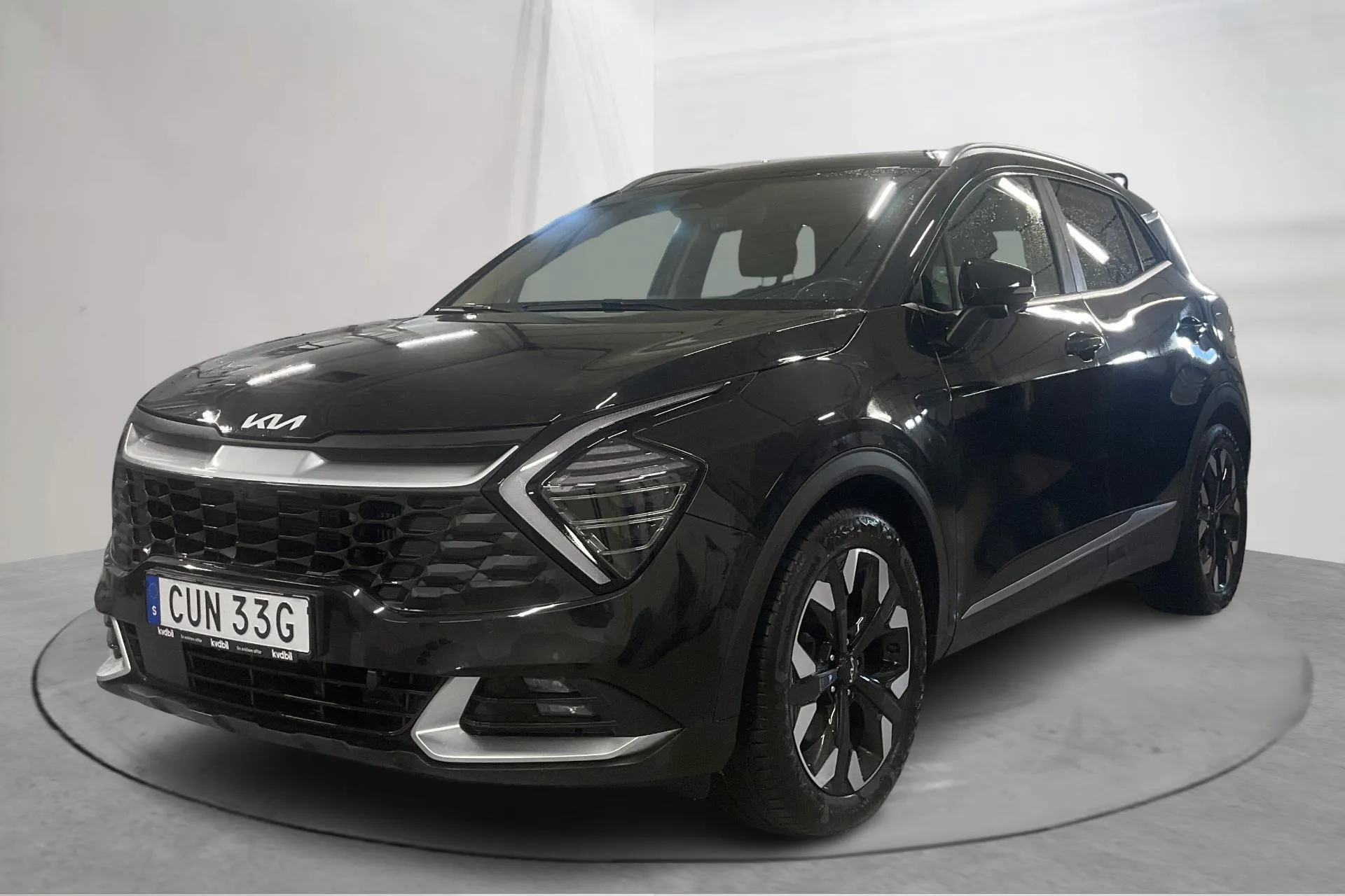 Presentationsfoto 1 av 26: KIA Sportage PHEV AWD (265hk) - 8 700 mil - Automat - svart - 2022