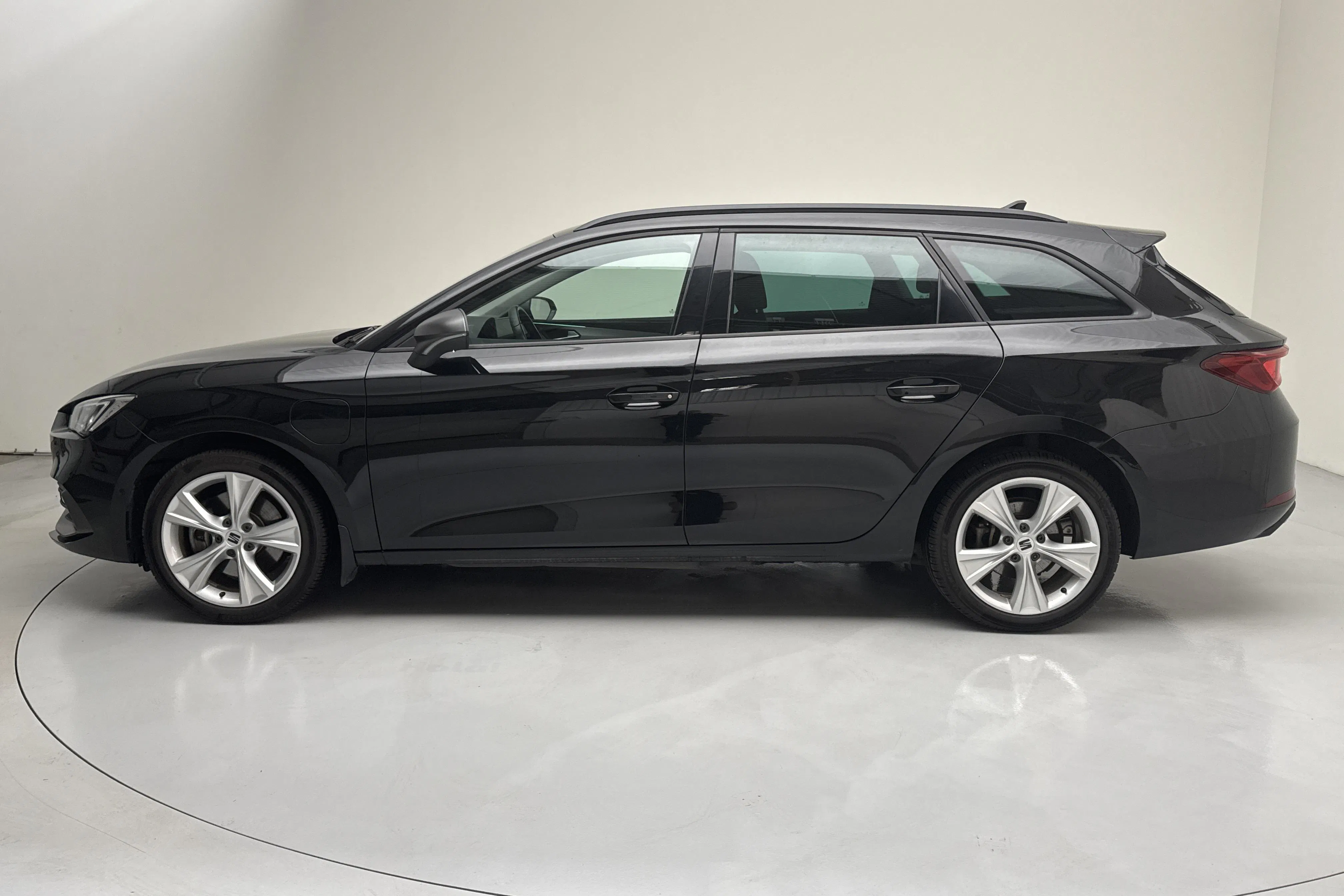 Presentationsfoto 2 av 16: Seat Leon 1.4 e-Hybrid Plug-in Sportstourer (204hk) - 6 925 mil - Automat - svart - 2021