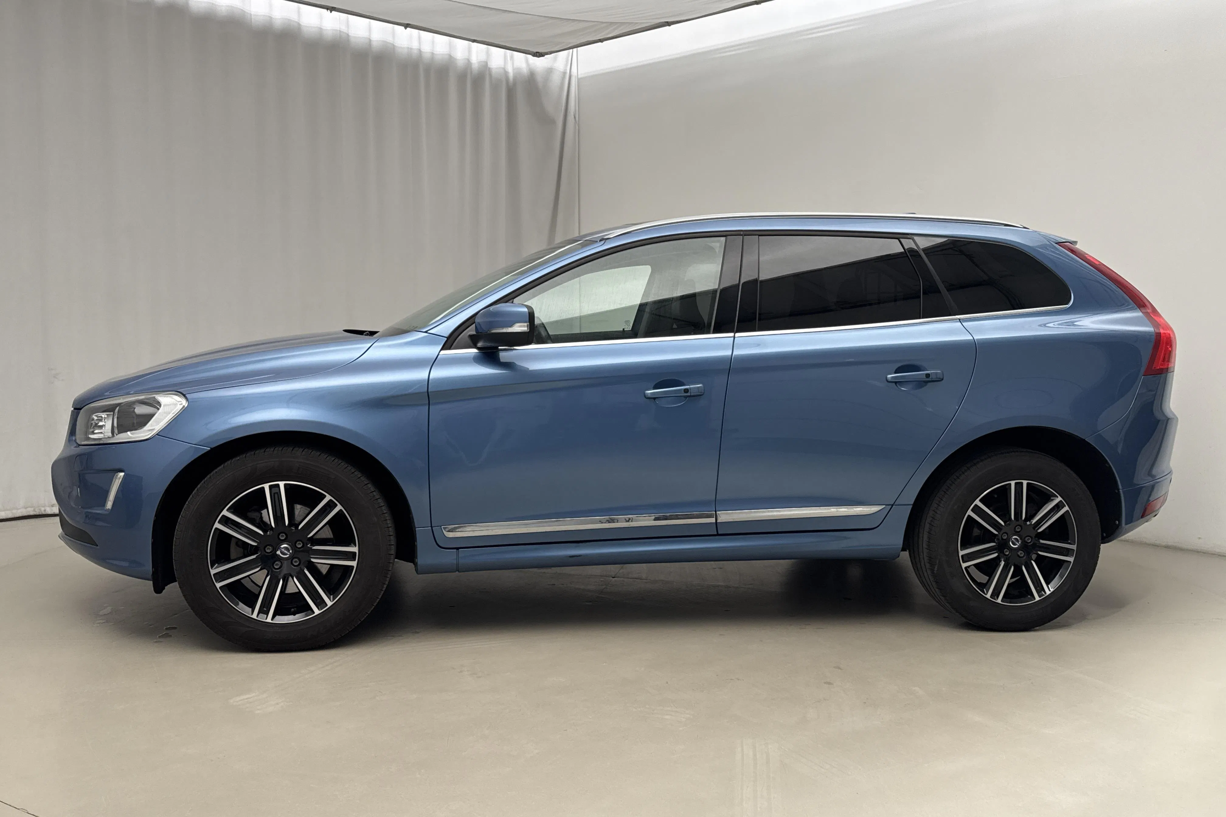 Presentationsfoto 2 av 23: Volvo XC60 D4 AWD (190hk) - 15 641 mil - Automat - blå - 2017