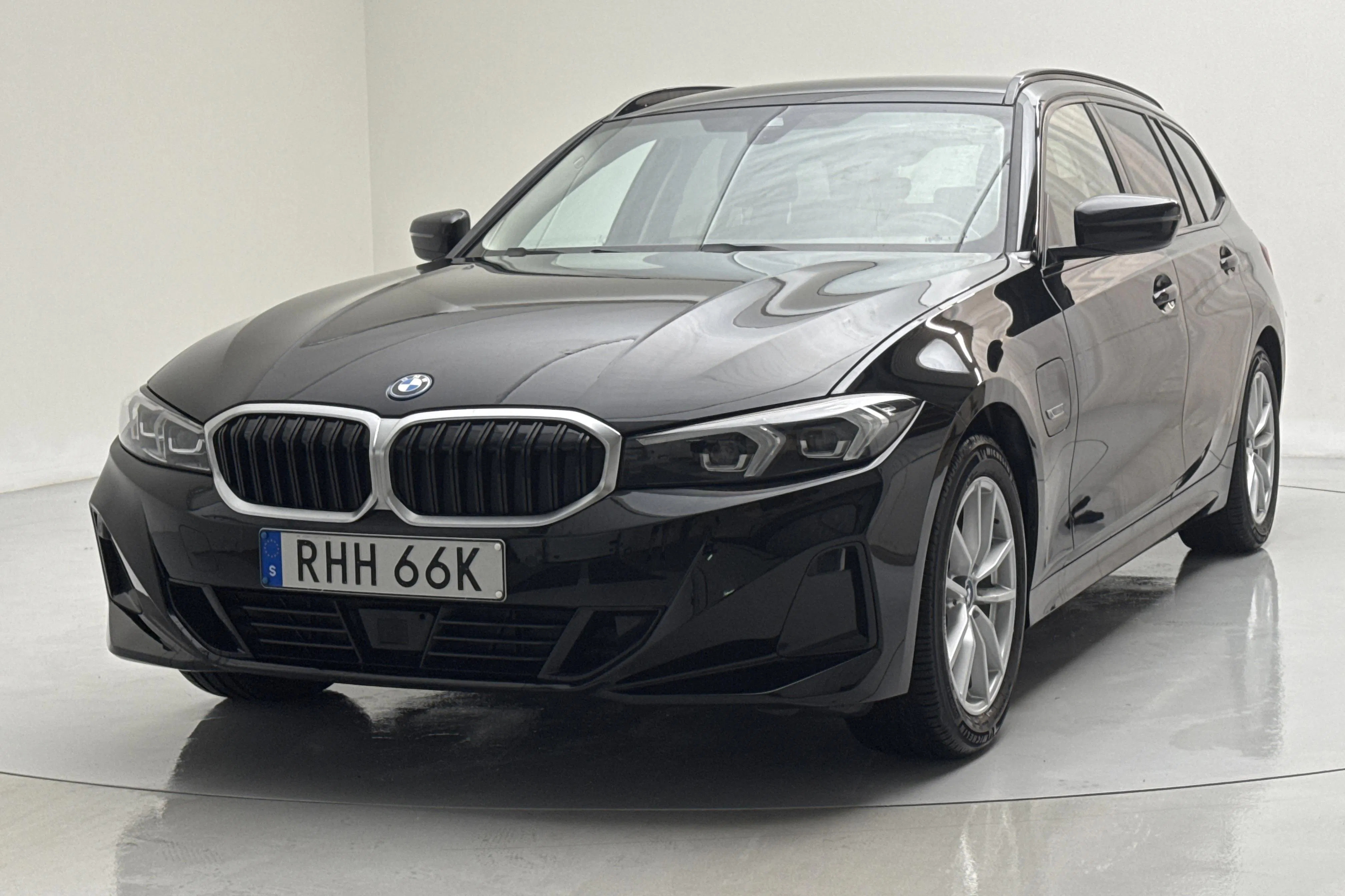 Presentation photo 1 of 17: BMW 330e sDrive Touring LCI, G21 (292hk) - 76 300 km - Automatic - black - 2023