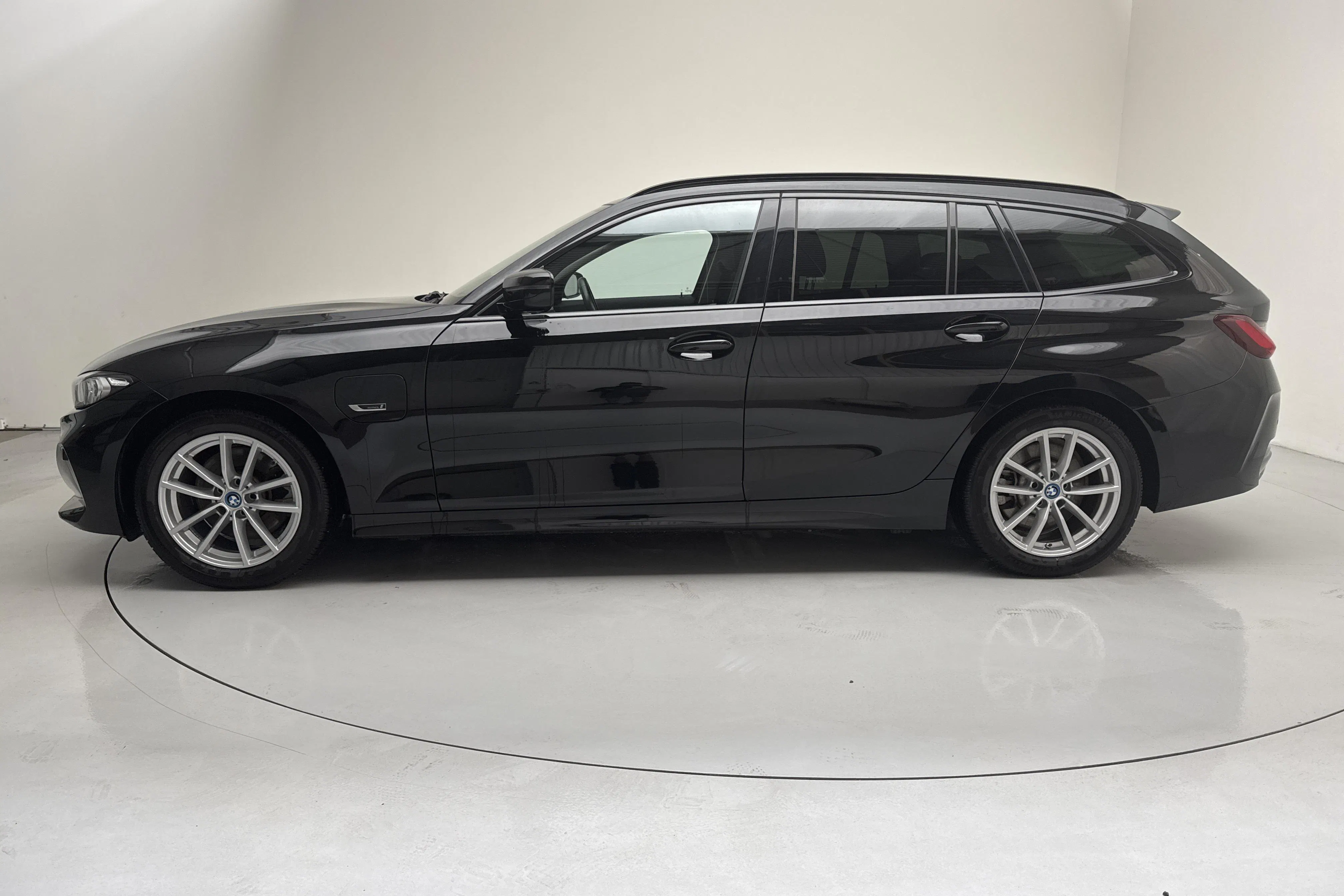 Presentation photo 2 of 17: BMW 330e sDrive Touring LCI, G21 (292hk) - 76 300 km - Automatic - black - 2023