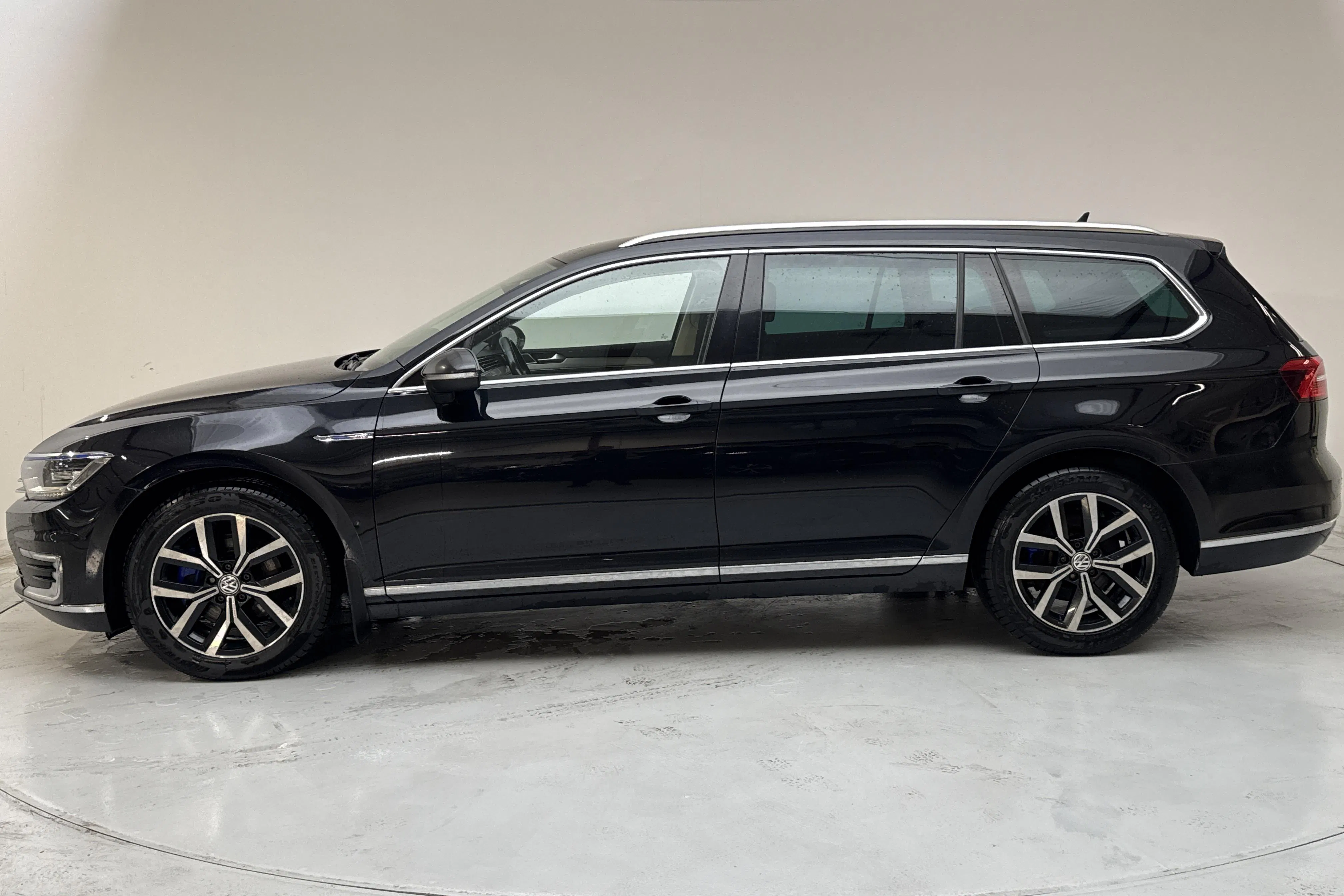 Presentation photo 2 of 15: VW Passat 1.4 Plug-in-Hybrid Sportscombi (218hk) - 242 430 km - Automatic - black - 2018