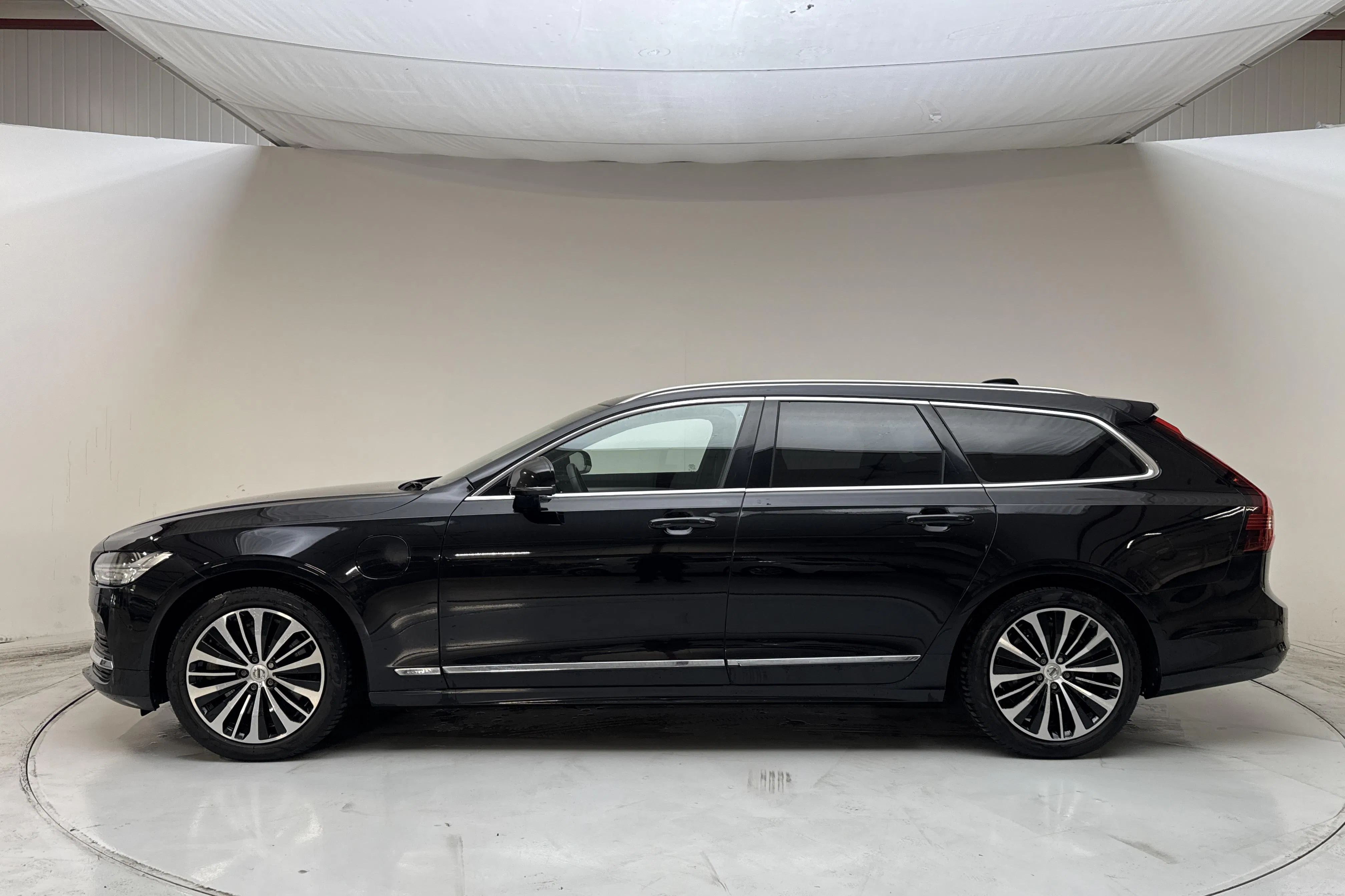 Presentationsfoto 2 av 19: Volvo V90 T6 AWD Recharge (350hk) - 12 544 mil - Automat - svart - 2023