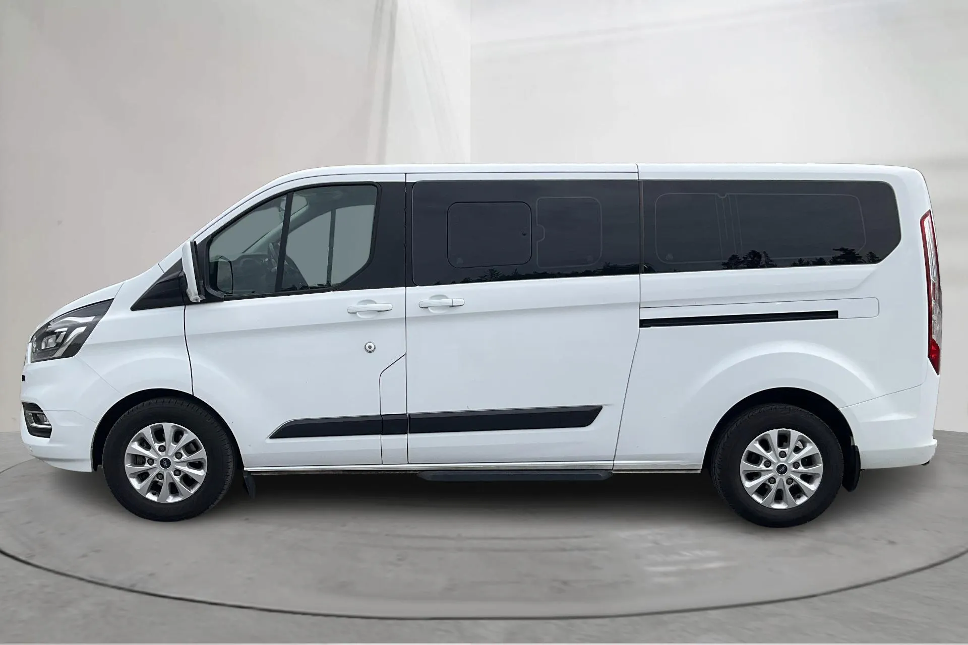 Presentationsfoto 2 av 14: Ford Tourneo Custom 320 (130hk) - 11 546 mil - Automat - vit - 2019