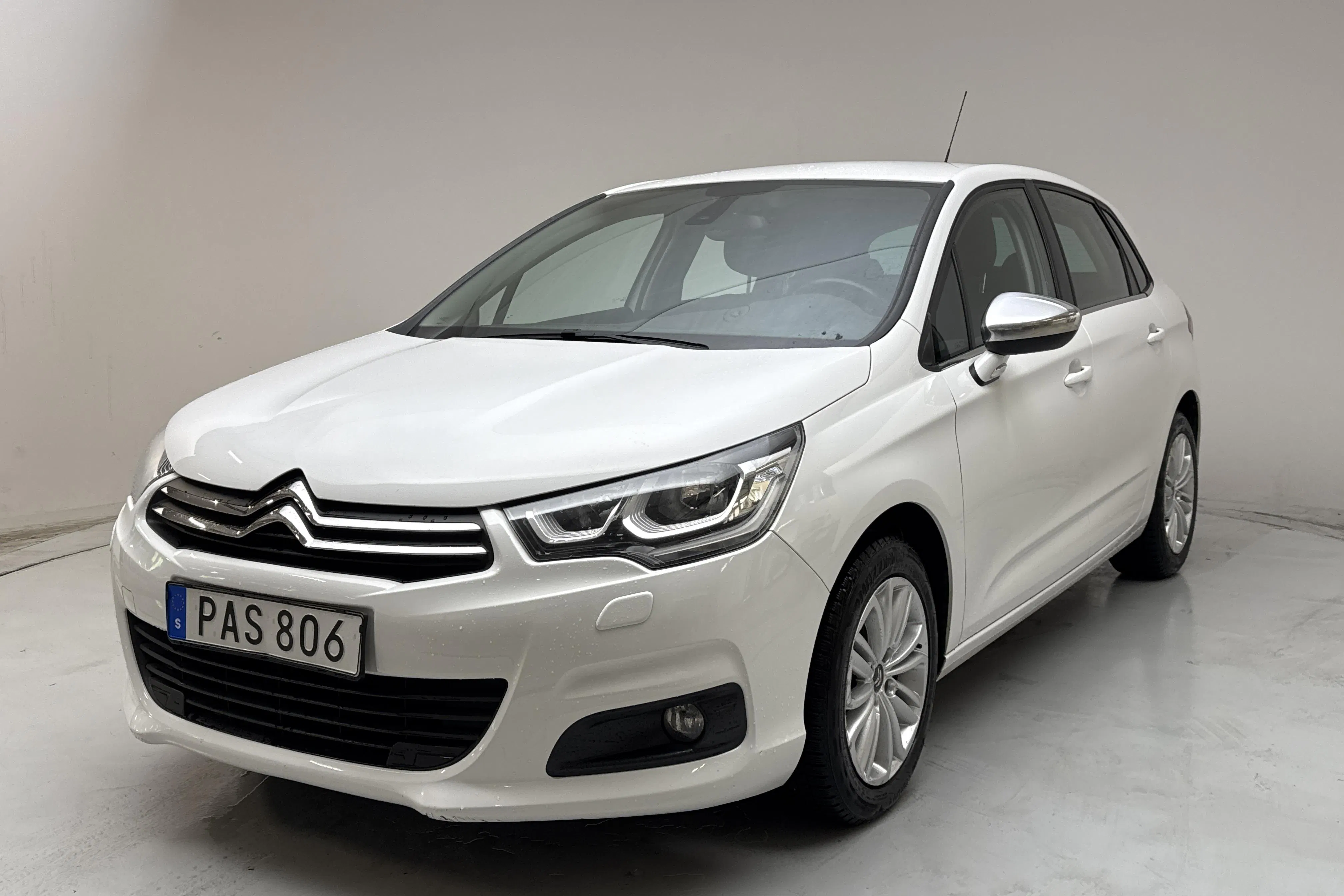 Presentationsfoto 1 av 12: Citroën C4 Puretech (130hk) - 9 324 mil - Manuell - vit - 2016