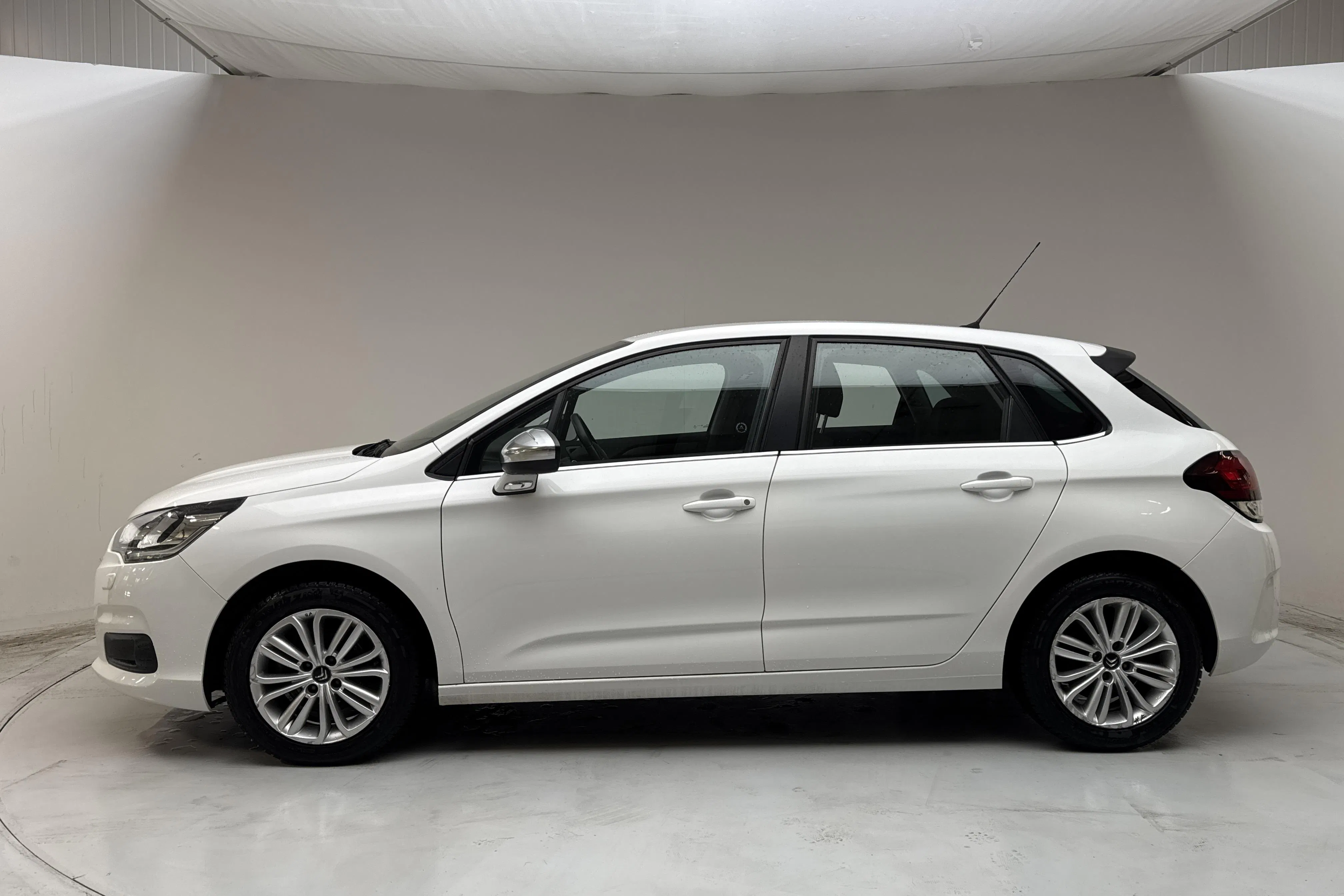 Presentationsfoto 2 av 12: Citroën C4 Puretech (130hk) - 9 324 mil - Manuell - vit - 2016