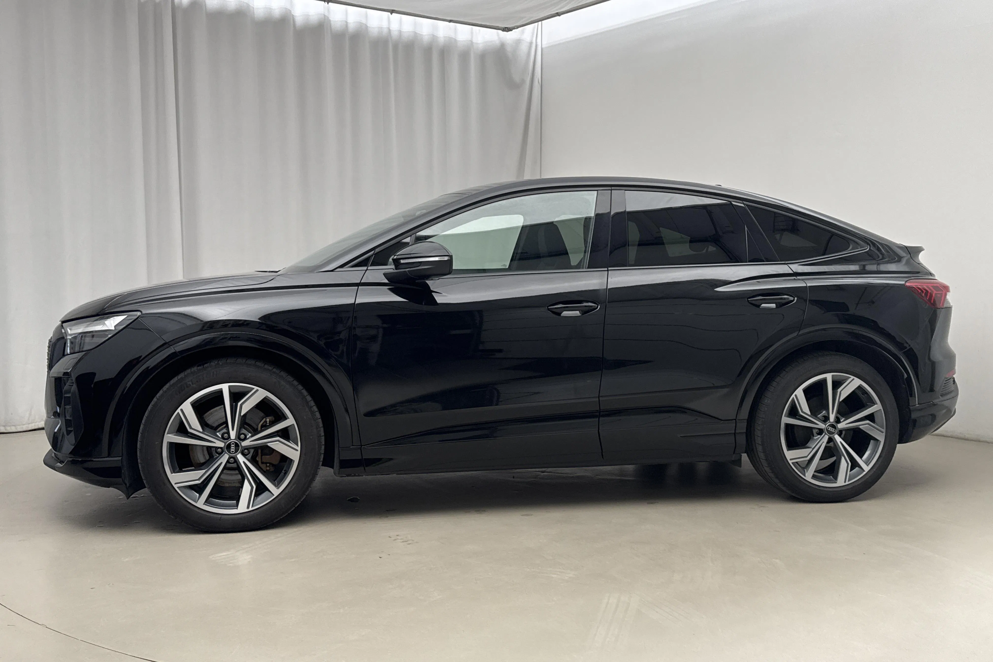 Presentationsfoto 2 av 24: Audi Q4 50 Sportback e-tron quattro 77kWh (299hk) - 9 807 mil - Automat - svart - 2023
