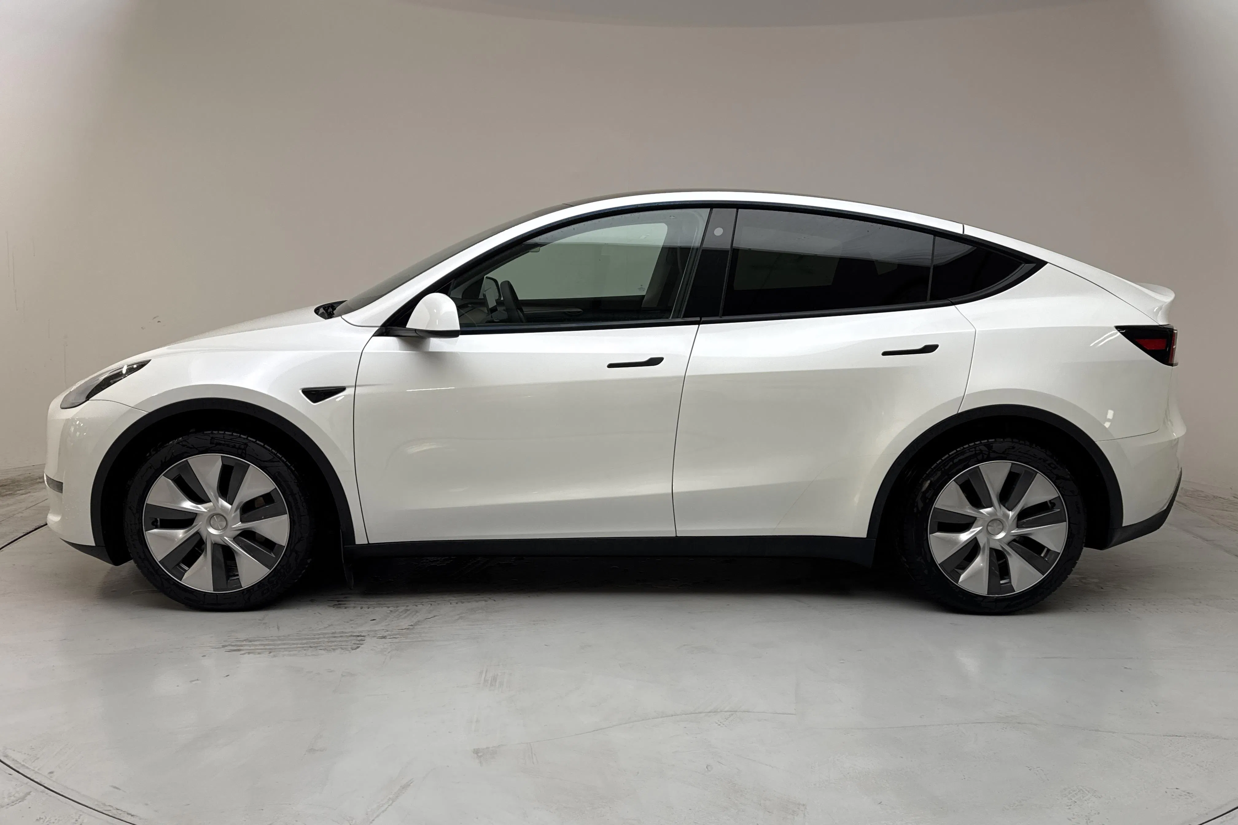 Presentationsfoto 2 av 20: Tesla Model Y Long Range Dual Motor AWD - 10 136 mil - Automat - vit - 2023