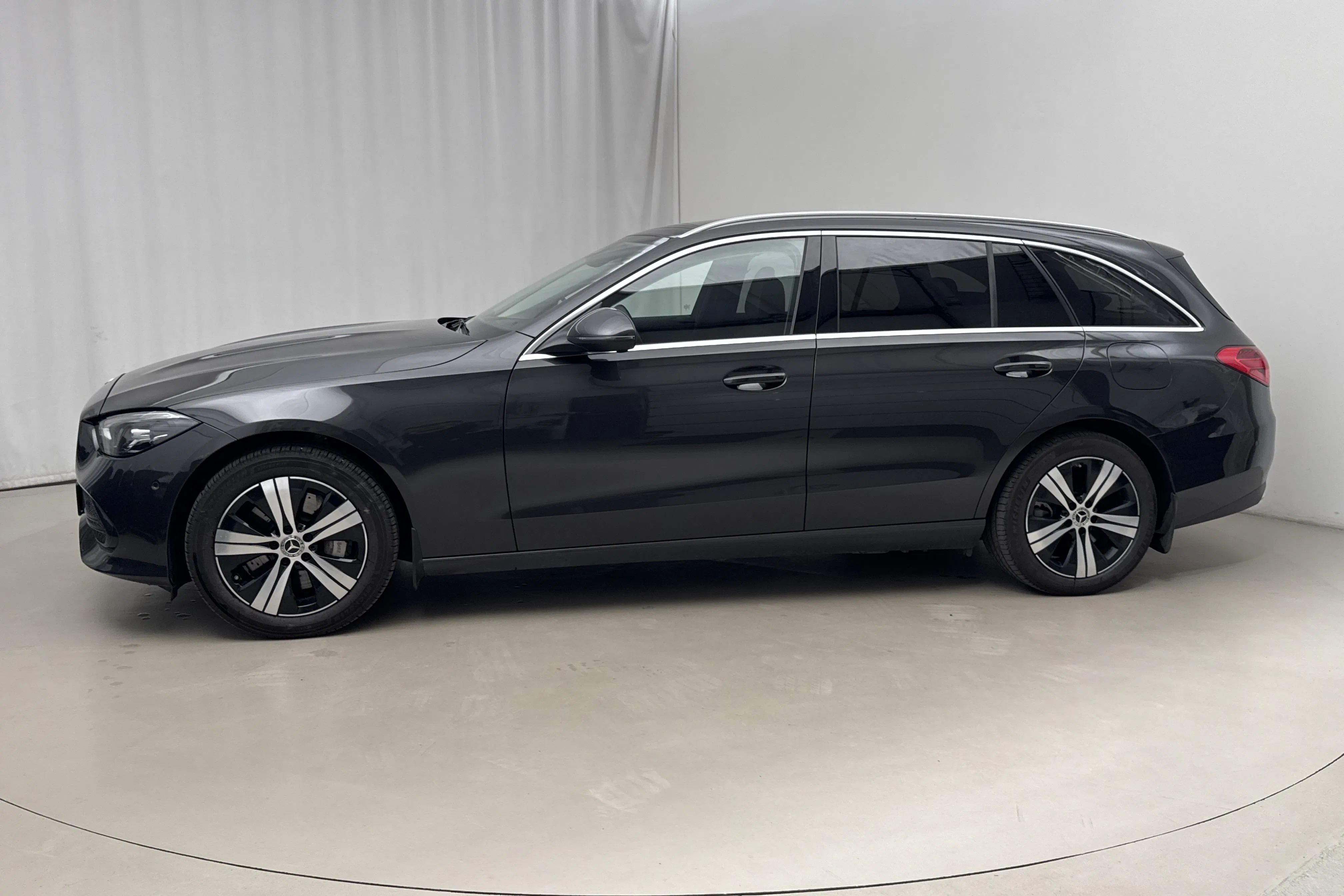 Presentationsfoto 2 av 19: Mercedes C 300 e Kombi S206 (333hk) - 9 670 mil - Automat - grå - 2023