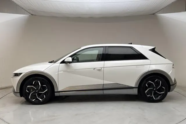 Presentationsfoto 2 av 17: Hyundai IONIQ 5 77.4 kWh (228hk) - 8 550 mil - Automat - vit - 2023
