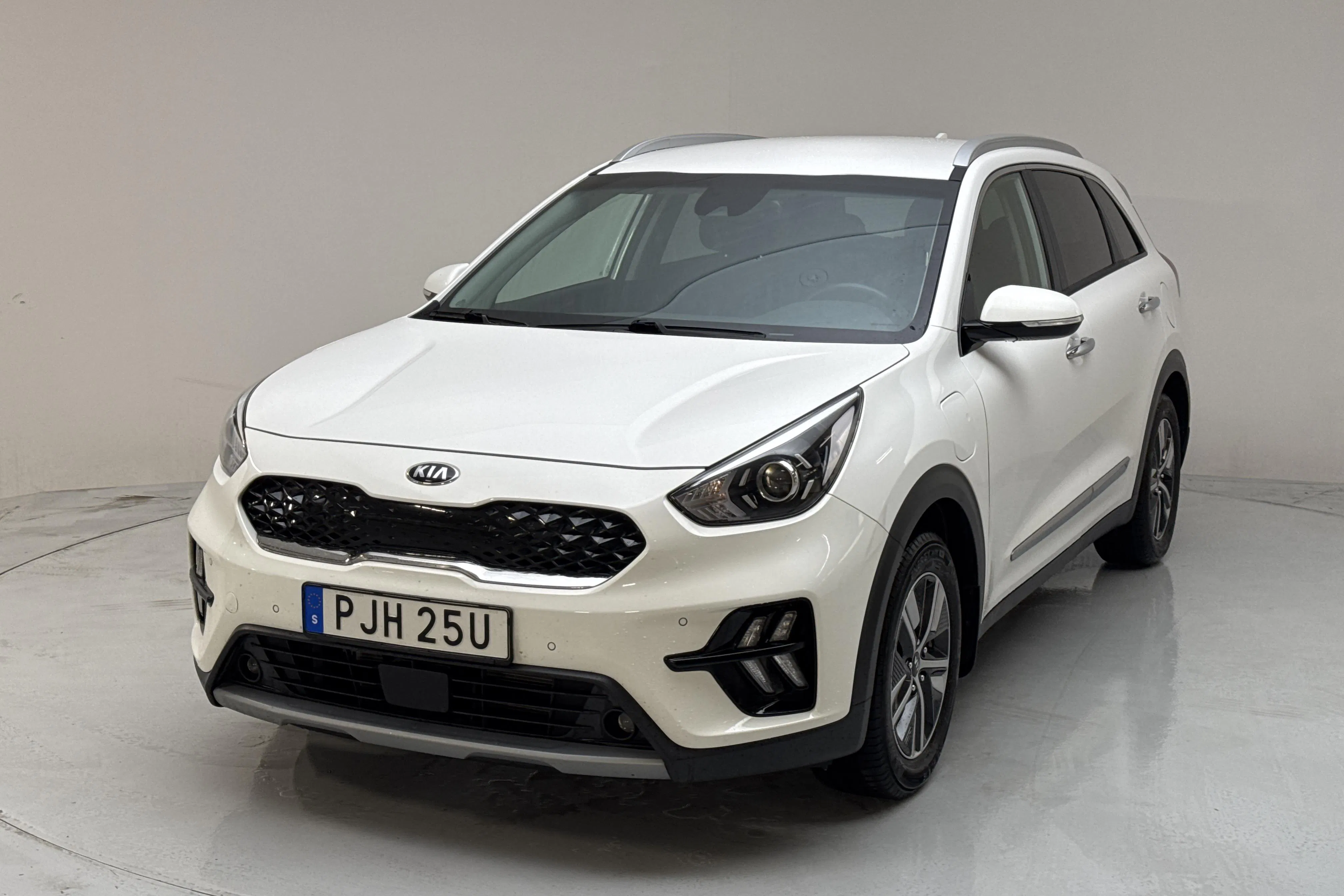 Presentationsfoto 1 av 17: KIA Niro Plug-in Hybrid 1.6 (141hk) - 7 631 mil - Automat - vit - 2020