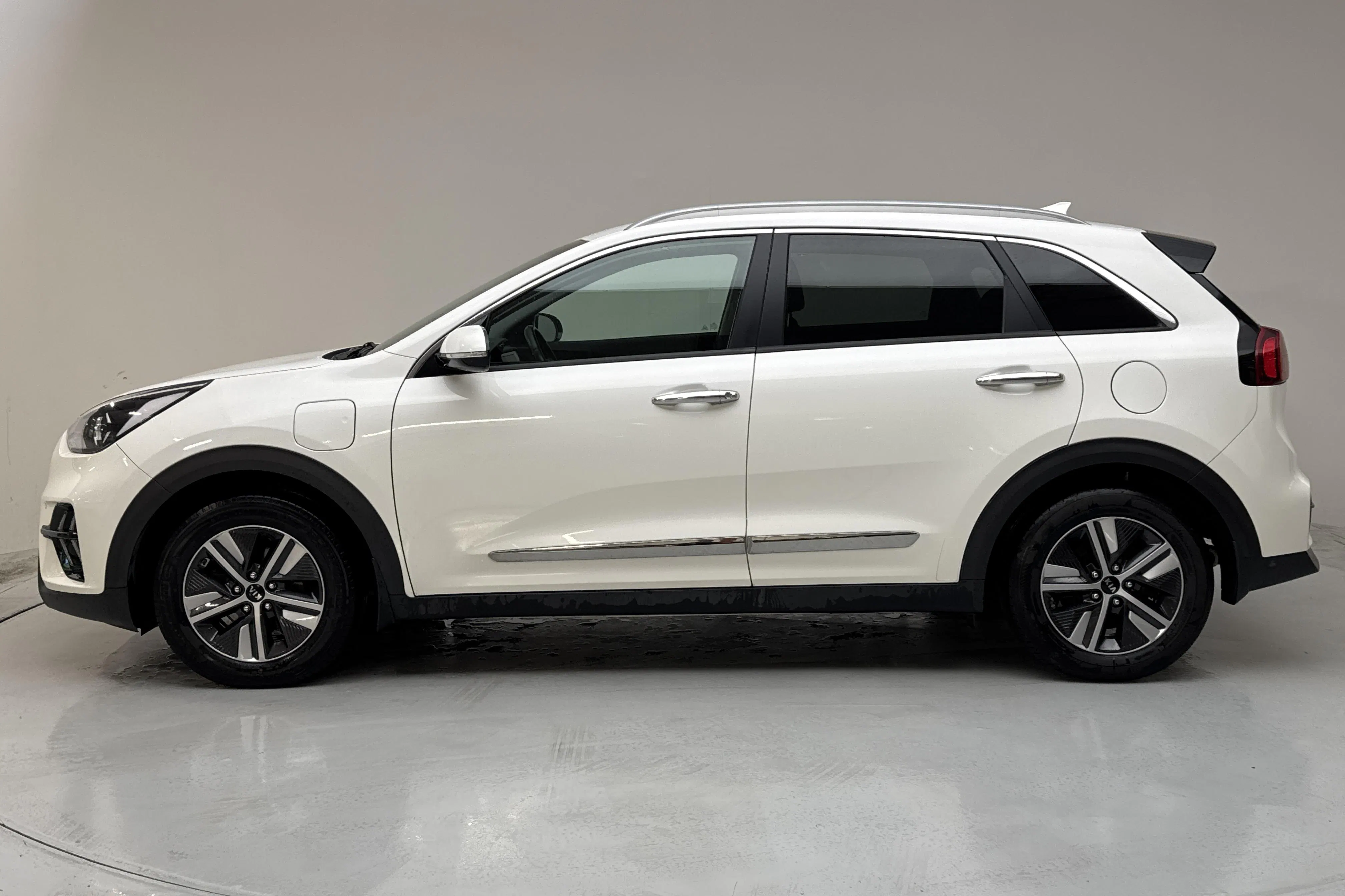 Presentationsfoto 2 av 17: KIA Niro Plug-in Hybrid 1.6 (141hk) - 7 631 mil - Automat - vit - 2020