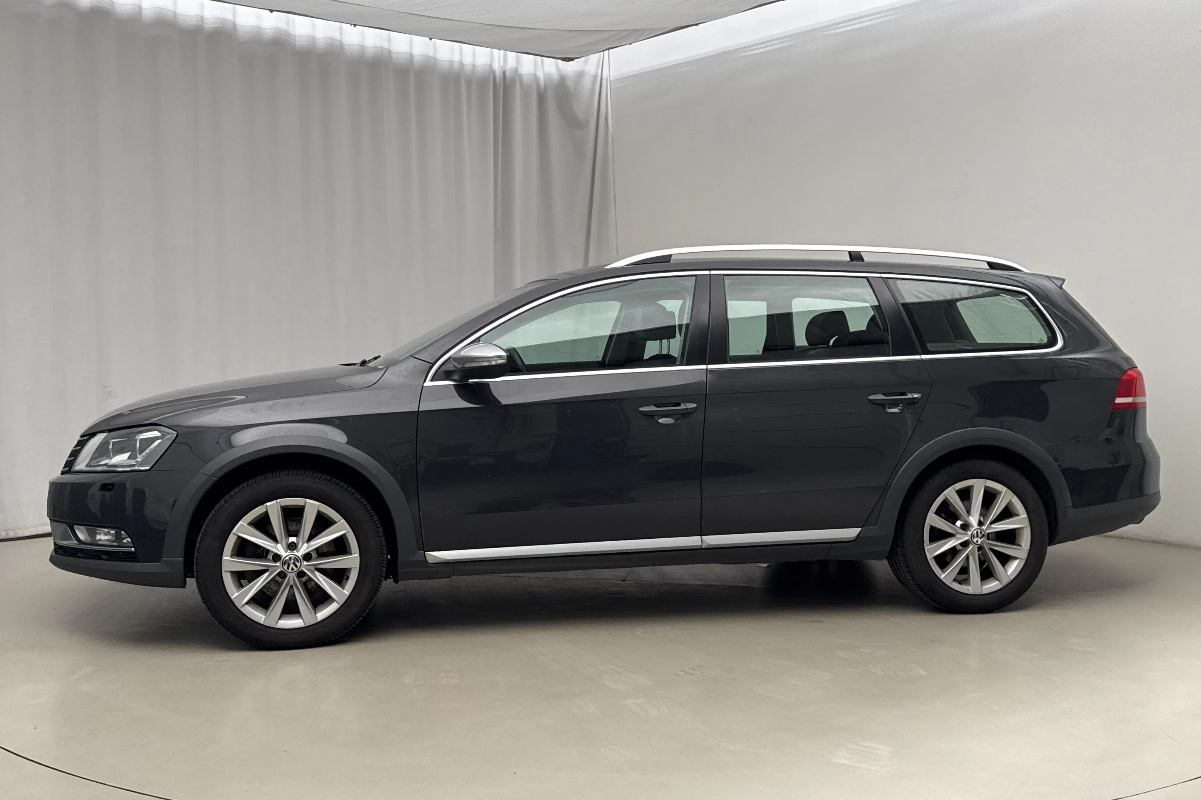 Presentation photo 2 of 18: VW Passat Alltrack 2.0 TDI BlueMotion Technology 4Motion (177hk) - 296 050 km - Automatic - dark grey - 2014