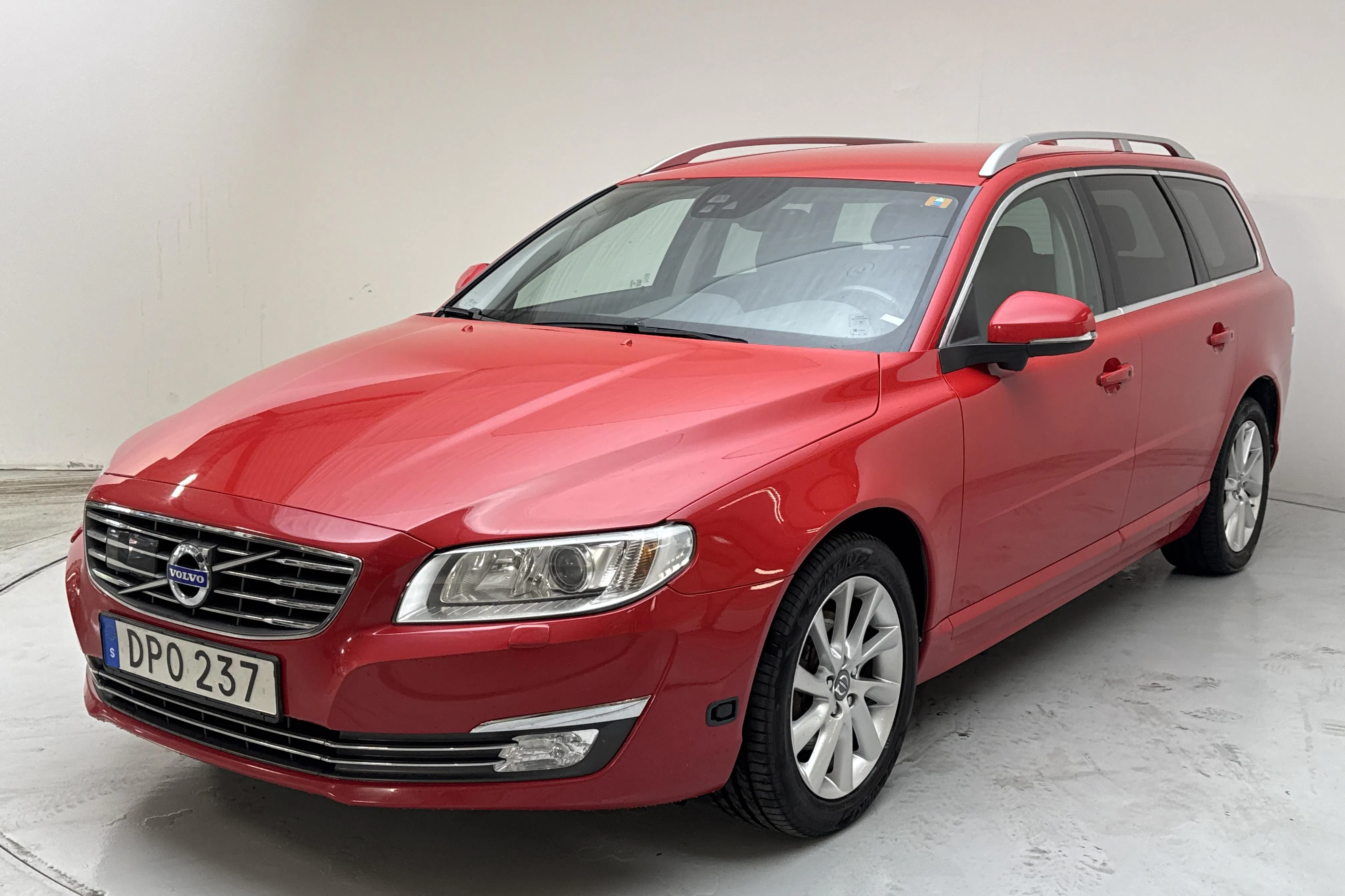 Presentationsfoto 1 av 15: Volvo V70 II D4 (181hk) - 24 087 mil - Manuell - röd - 2015
