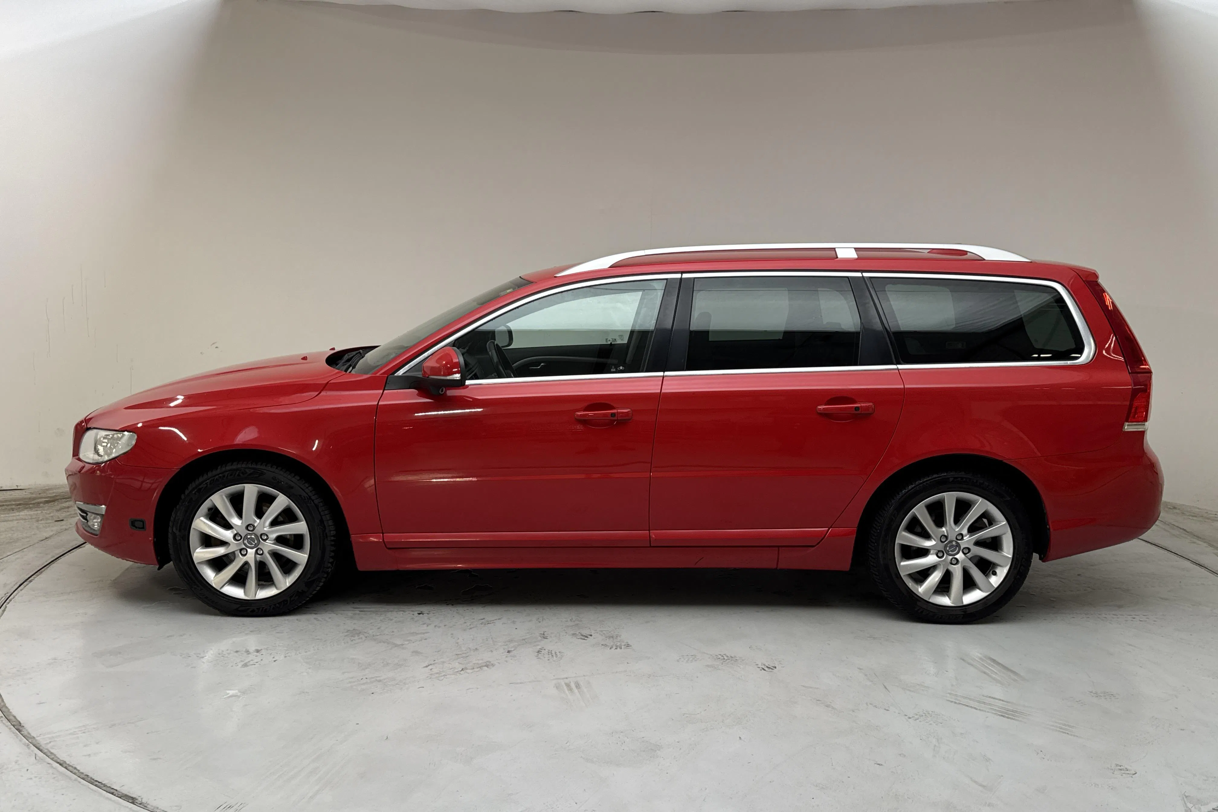 Presentationsfoto 2 av 15: Volvo V70 II D4 (181hk) - 24 087 mil - Manuell - röd - 2015